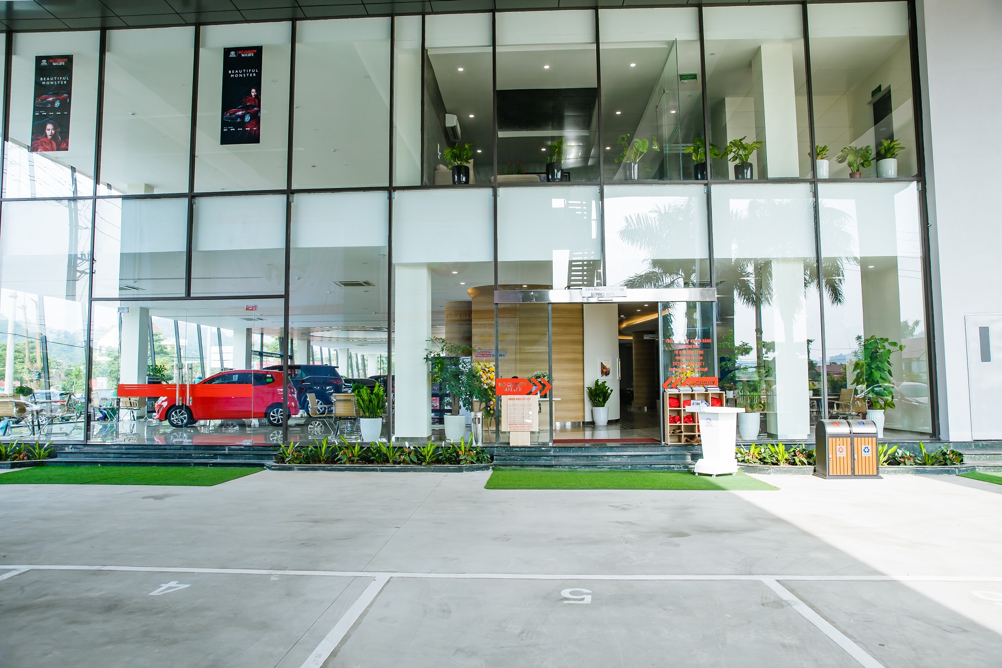 Toyota Việt Nam khai trương đại lý mới ở Sơn La phong-trung-bay-showroom-1.JPG