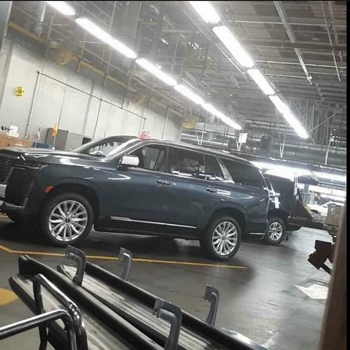 Cadillac Escalade 2021 lần đầu lộ diện, lột xác hoàn toàn 2021-cadillac-escalade-leak-pics-4.jpg