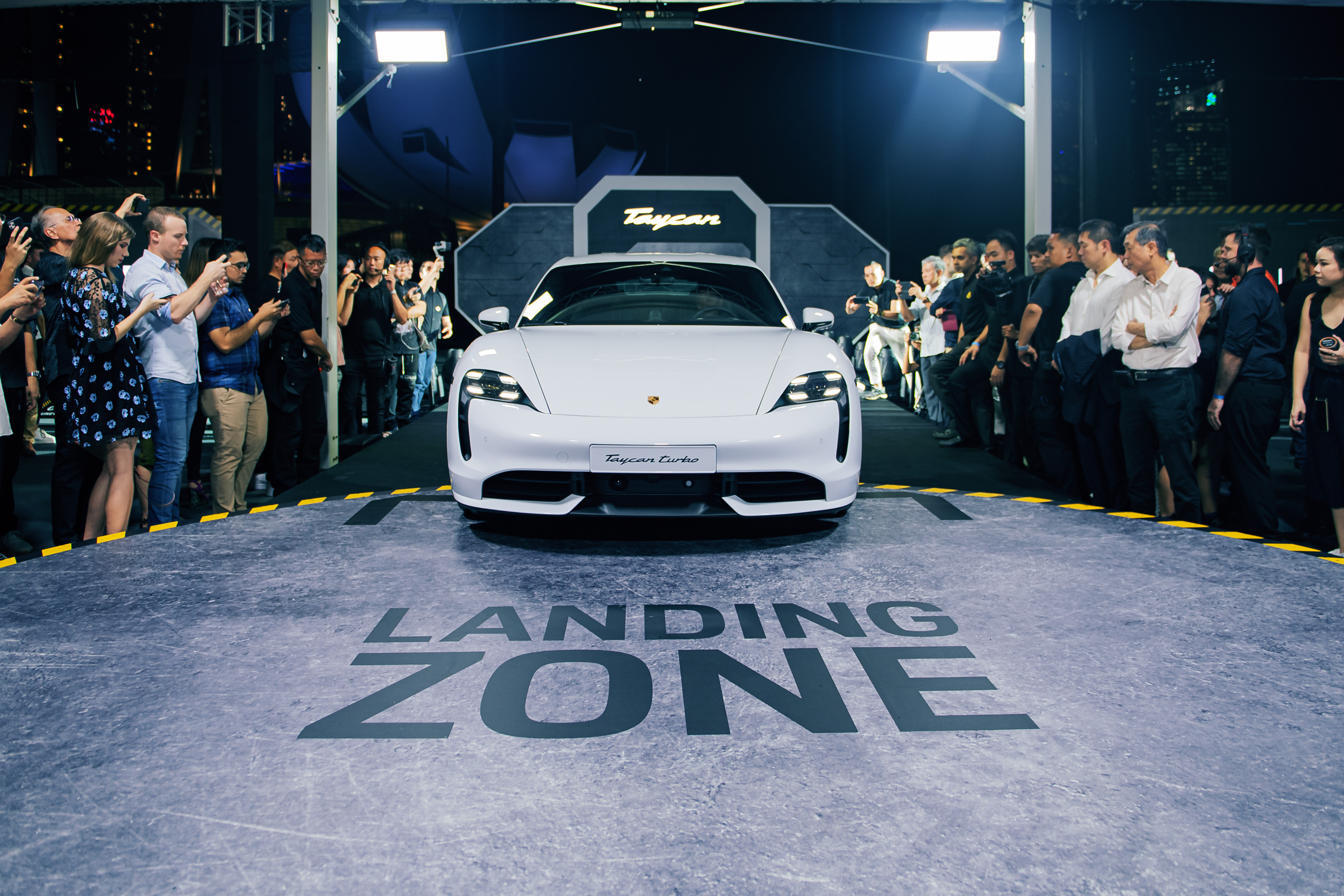 Màn ra mắt ngoạn mục của Porsche Taycan tại Châu Á - Thái Bình Dương porsche-x-star-wars-for-media-19.JPG