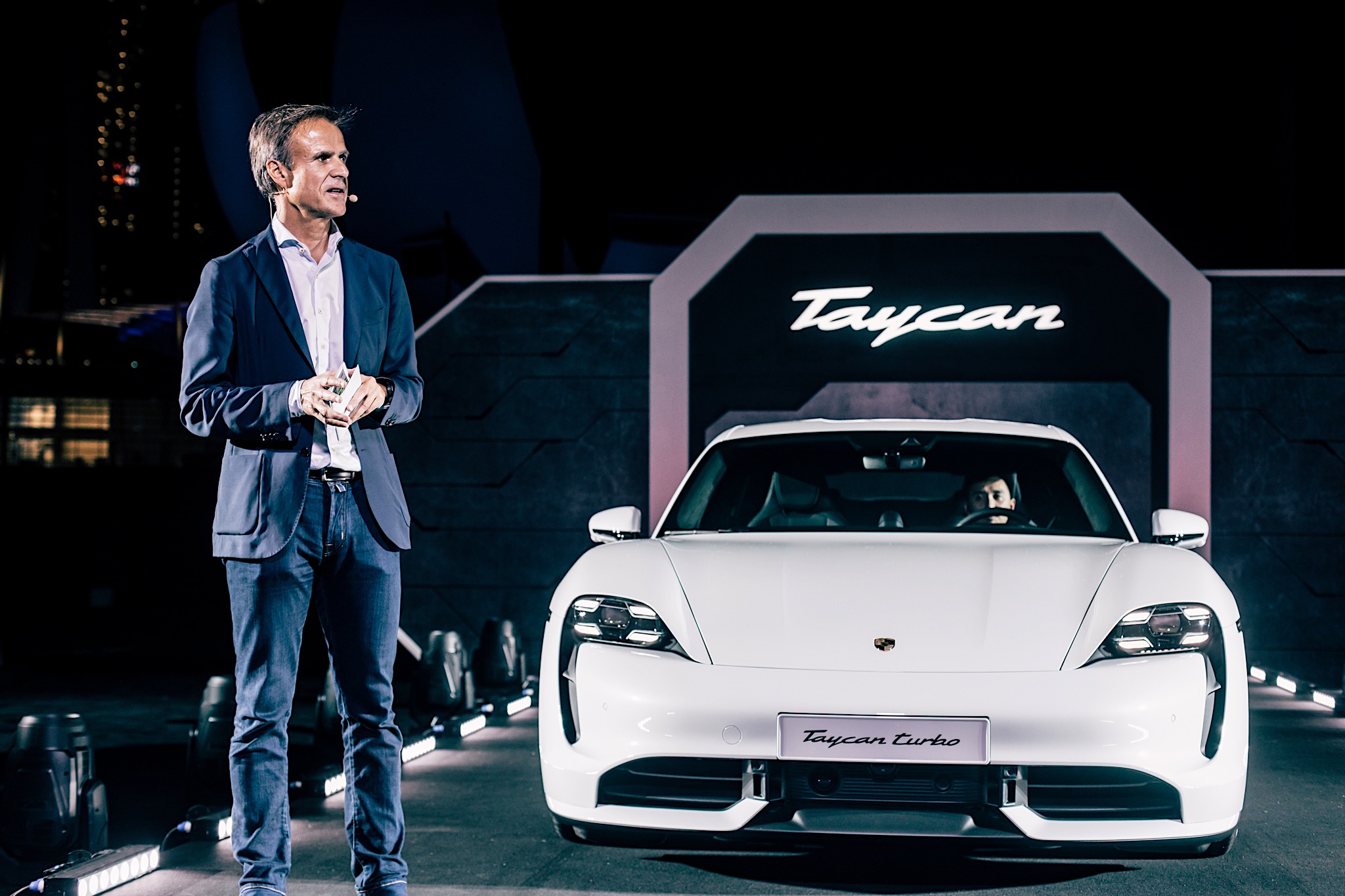 Màn ra mắt ngoạn mục của Porsche Taycan tại Châu Á - Thái Bình Dương porsche-x-star-wars-for-media-42.jpg