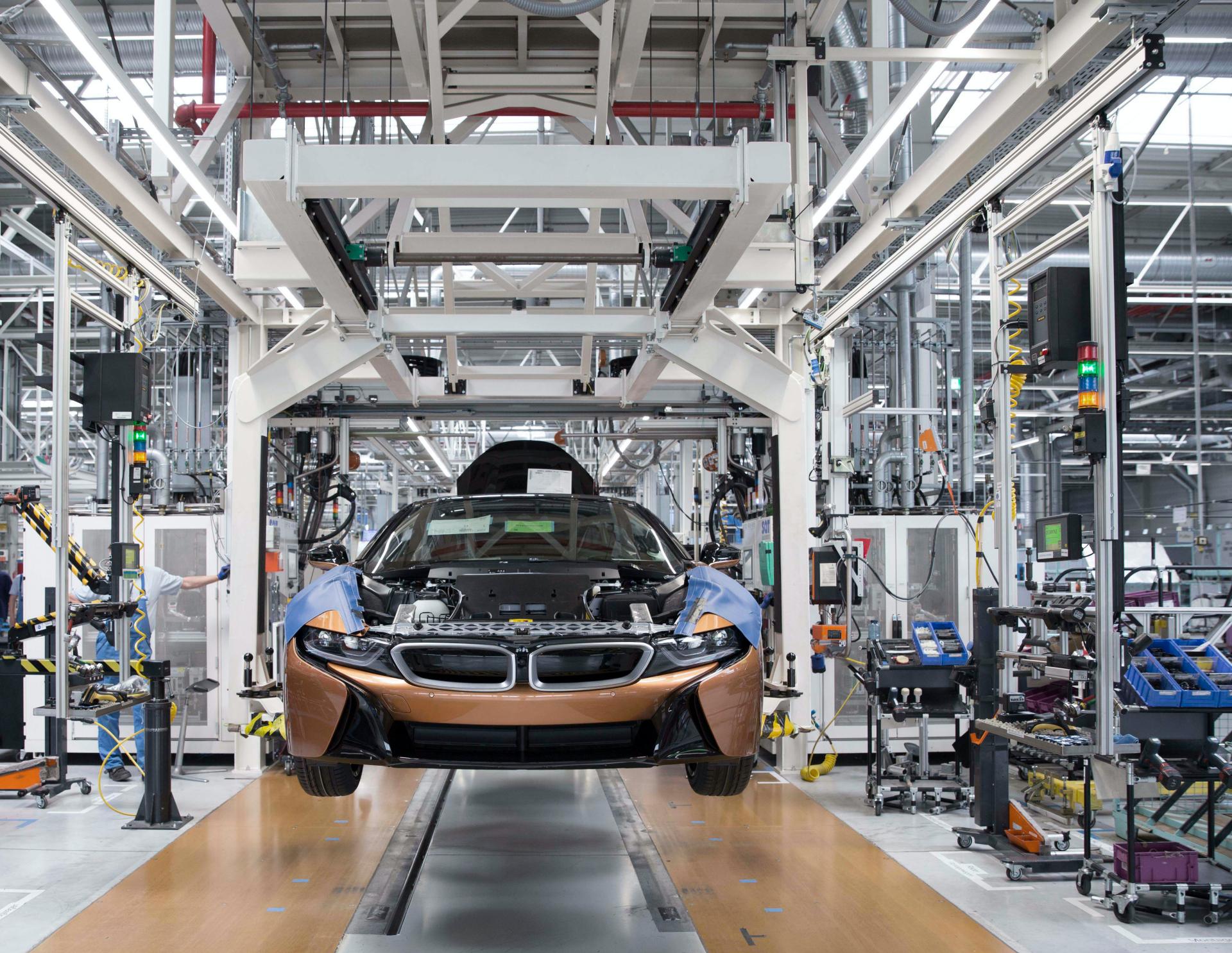 BMW i8 cán mốc 20.000 xe bằng phiên bản đặc biệt bmw-i8-roadster-production-at-leipzig-plant-3.jpg