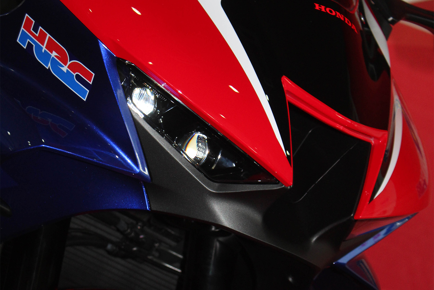 “Siêu phẩm” Honda CBR1000RR-R 2020 ra mắt tại ĐNÁ, chưa có giá bán 2020-honda-cbr1000rr-r-malaysia-watermark-10.jpg