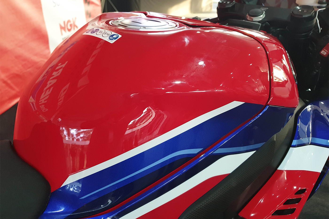 “Siêu phẩm” Honda CBR1000RR-R 2020 ra mắt tại ĐNÁ, chưa có giá bán 2020-honda-cbr1000rr-r-malaysia-watermark-20.jpg