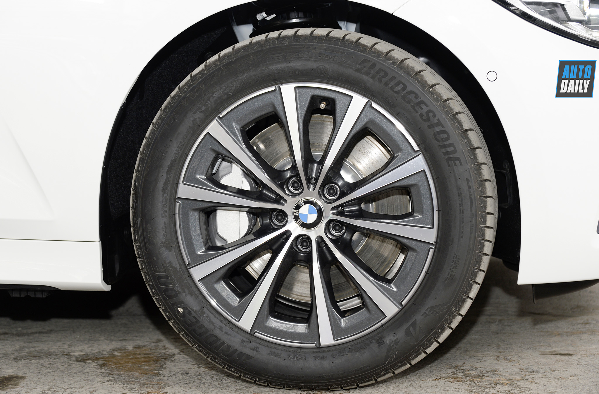 BMW 330i Sport Line mới có mặt tại Việt Nam: Thêm lựa chọn cho khách hàng trẻ thành đạt -dsc4875-copy.jpg