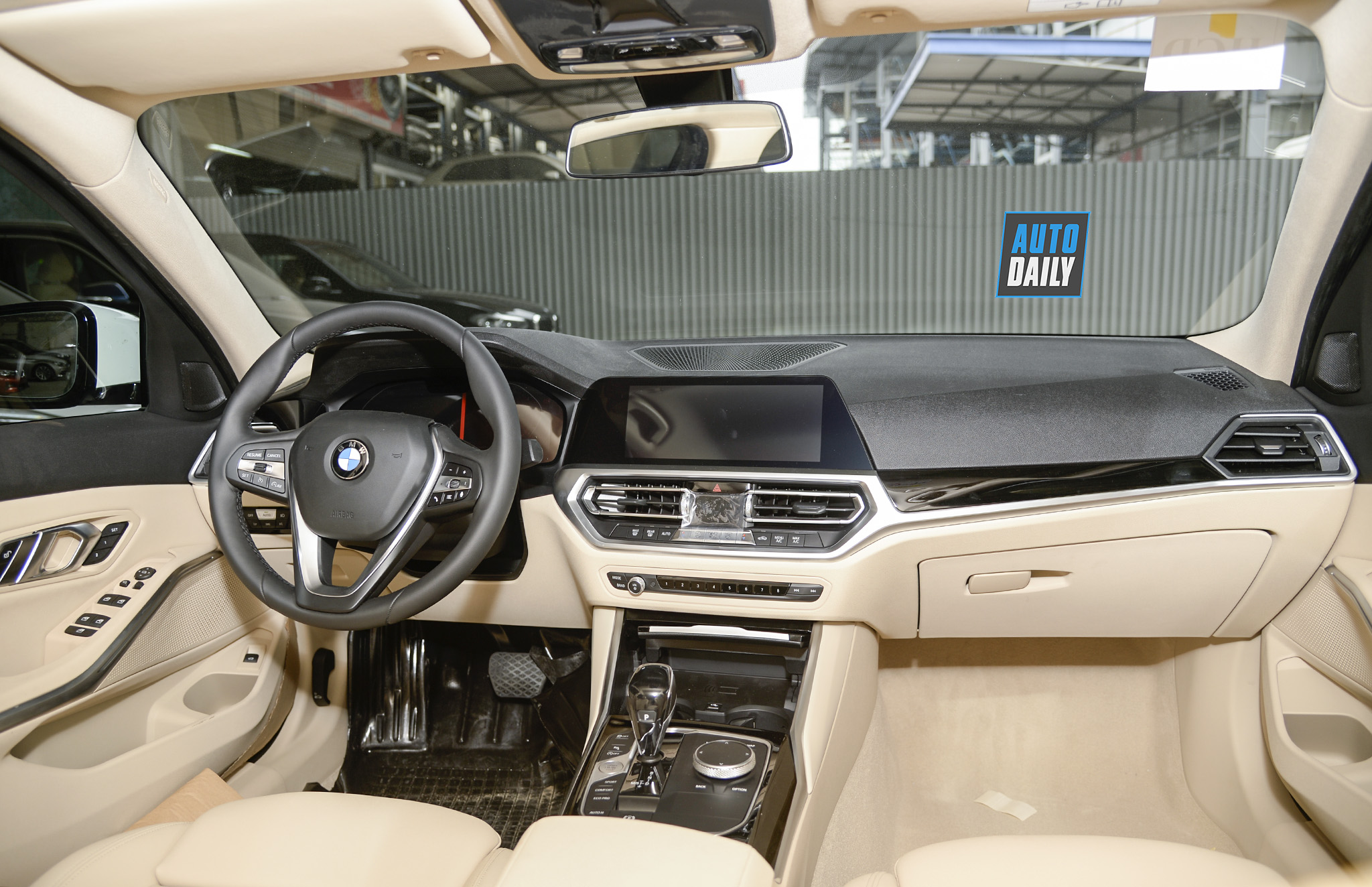 BMW 330i Sport Line mới có mặt tại Việt Nam: Thêm lựa chọn cho khách hàng trẻ thành đạt -dsc4902-copy.jpg