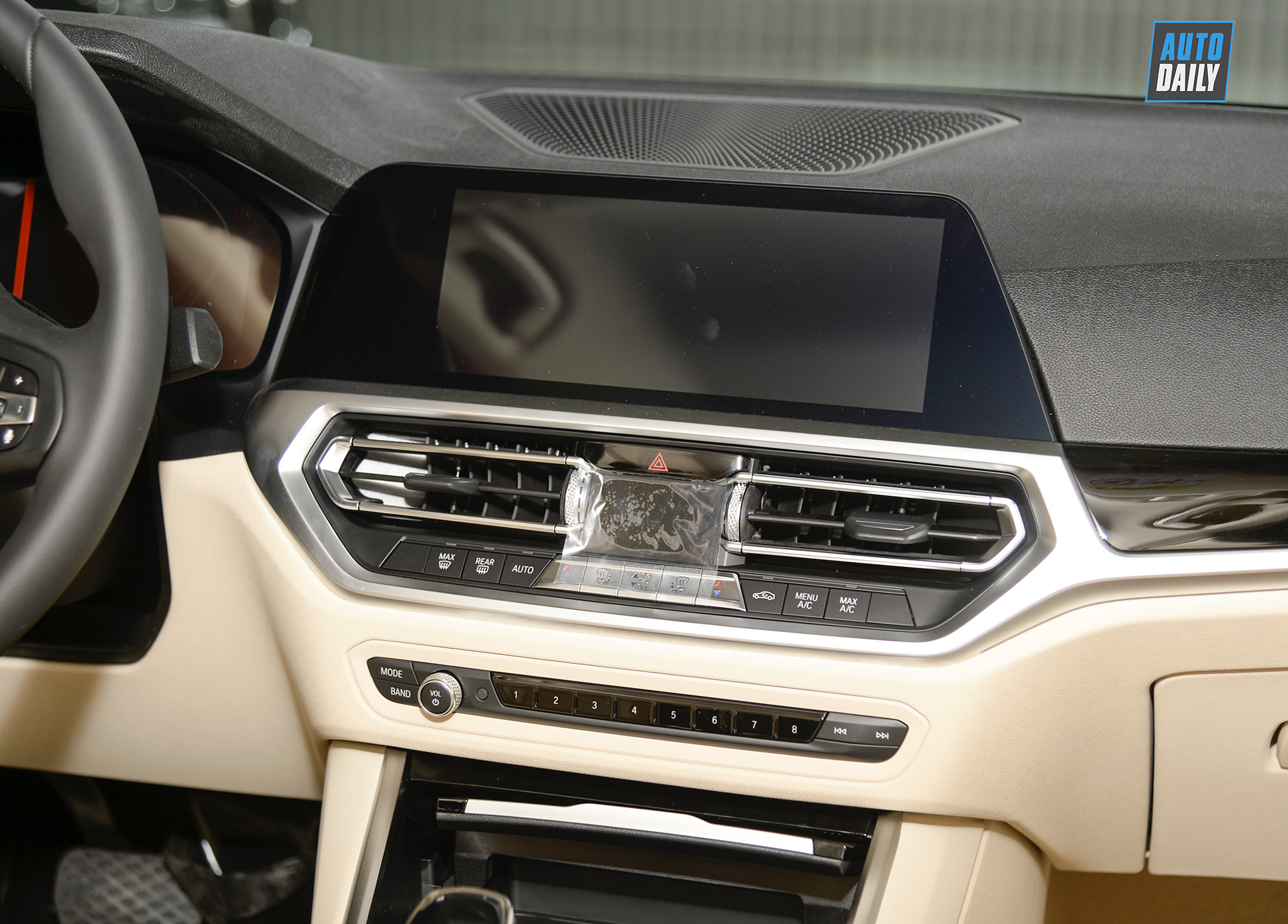 BMW 330i Sport Line mới có mặt tại Việt Nam: Thêm lựa chọn cho khách hàng trẻ thành đạt -dsc4905-copy.jpg