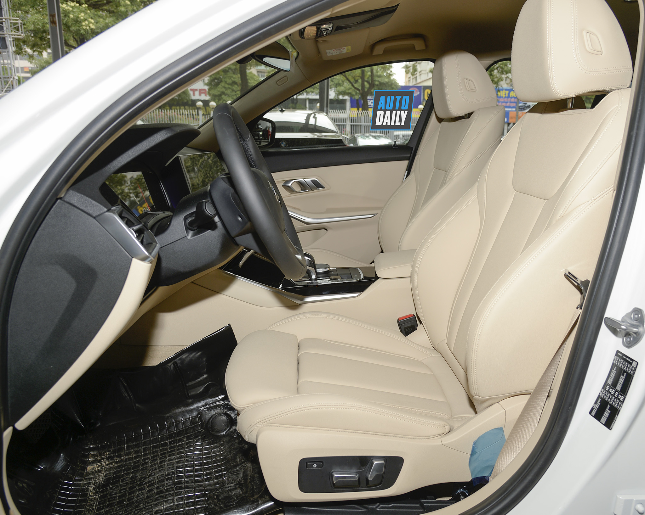 BMW 330i Sport Line mới có mặt tại Việt Nam: Thêm lựa chọn cho khách hàng trẻ thành đạt -dsc4912-copy.jpg