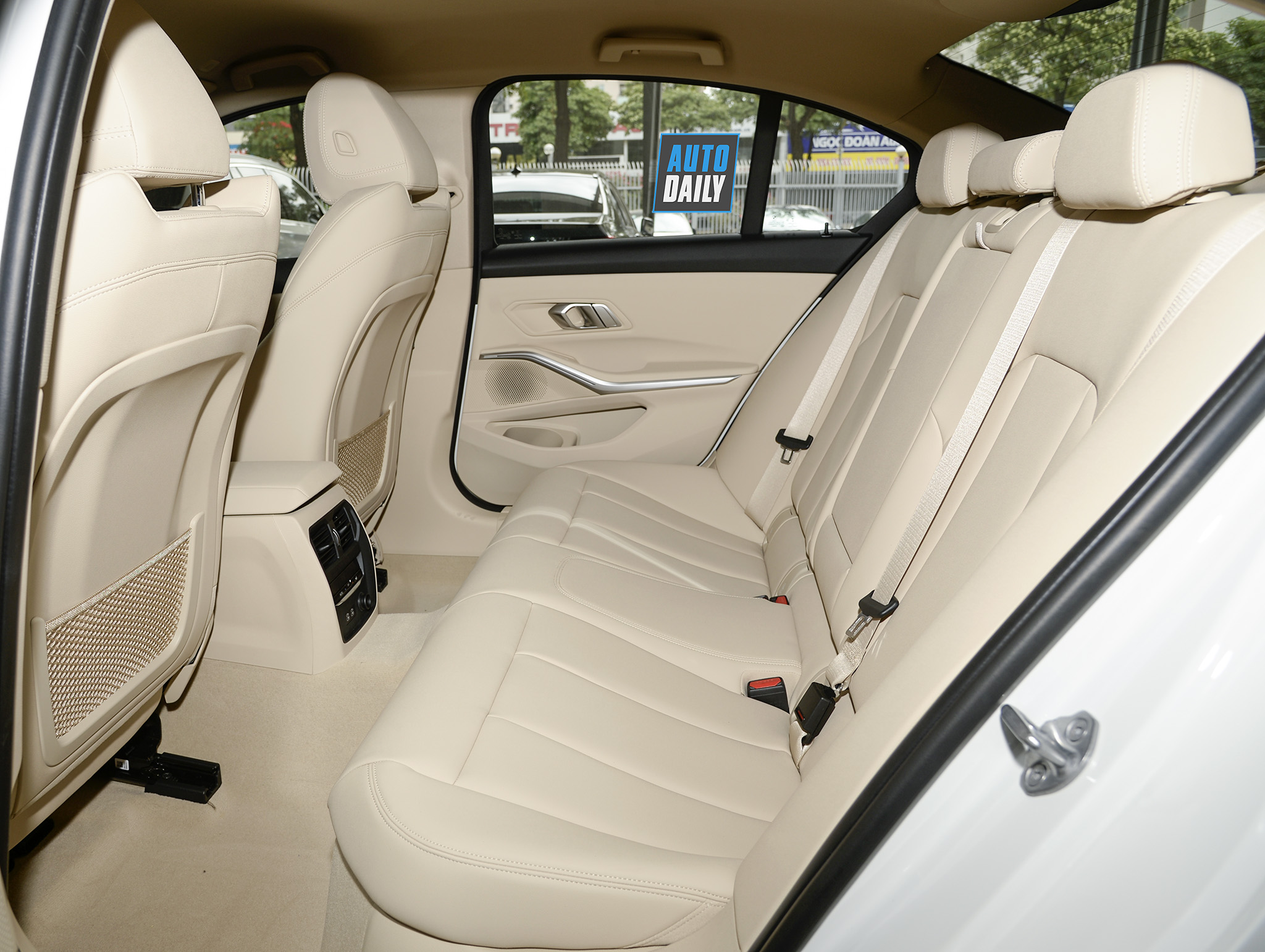 BMW 330i Sport Line mới có mặt tại Việt Nam: Thêm lựa chọn cho khách hàng trẻ thành đạt -dsc4915-copy.jpg