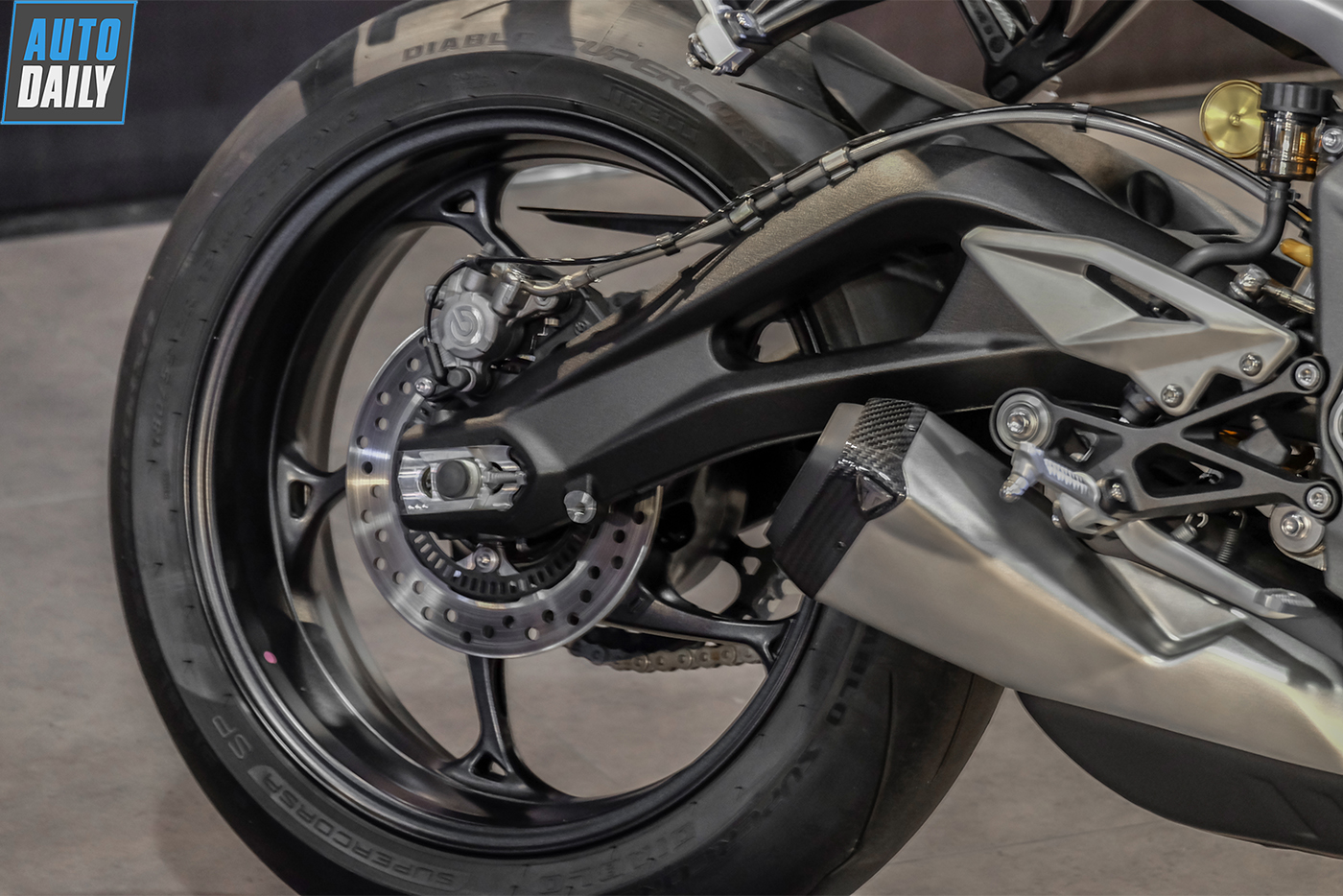 Cận cảnh Triumph Street Triple RS 2020 đầu tiền tại Việt Nam triumph-street-triple-765rs-2020-24.jpg