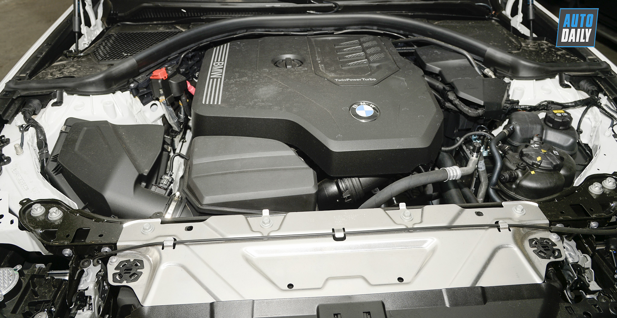 Công nghệ tạo nên trải nghiệm lái phấn khích trên BMW 330i Sport Line bmw-330i-sport-line-01.jpg