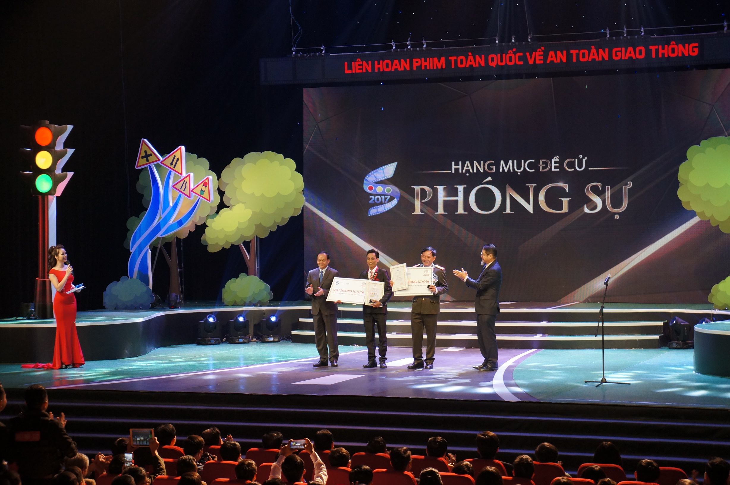 Lễ trao giải LHP toàn quốc về ATGT sắp diễn ra tại Hà Nội hinh-anh-trao-giai-tai-lhp-2017.JPG