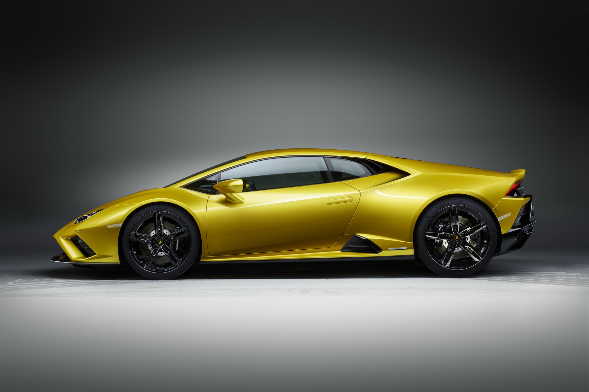 Lamborghini Huracan EVO 2020 bản cầu sau giá từ  USD