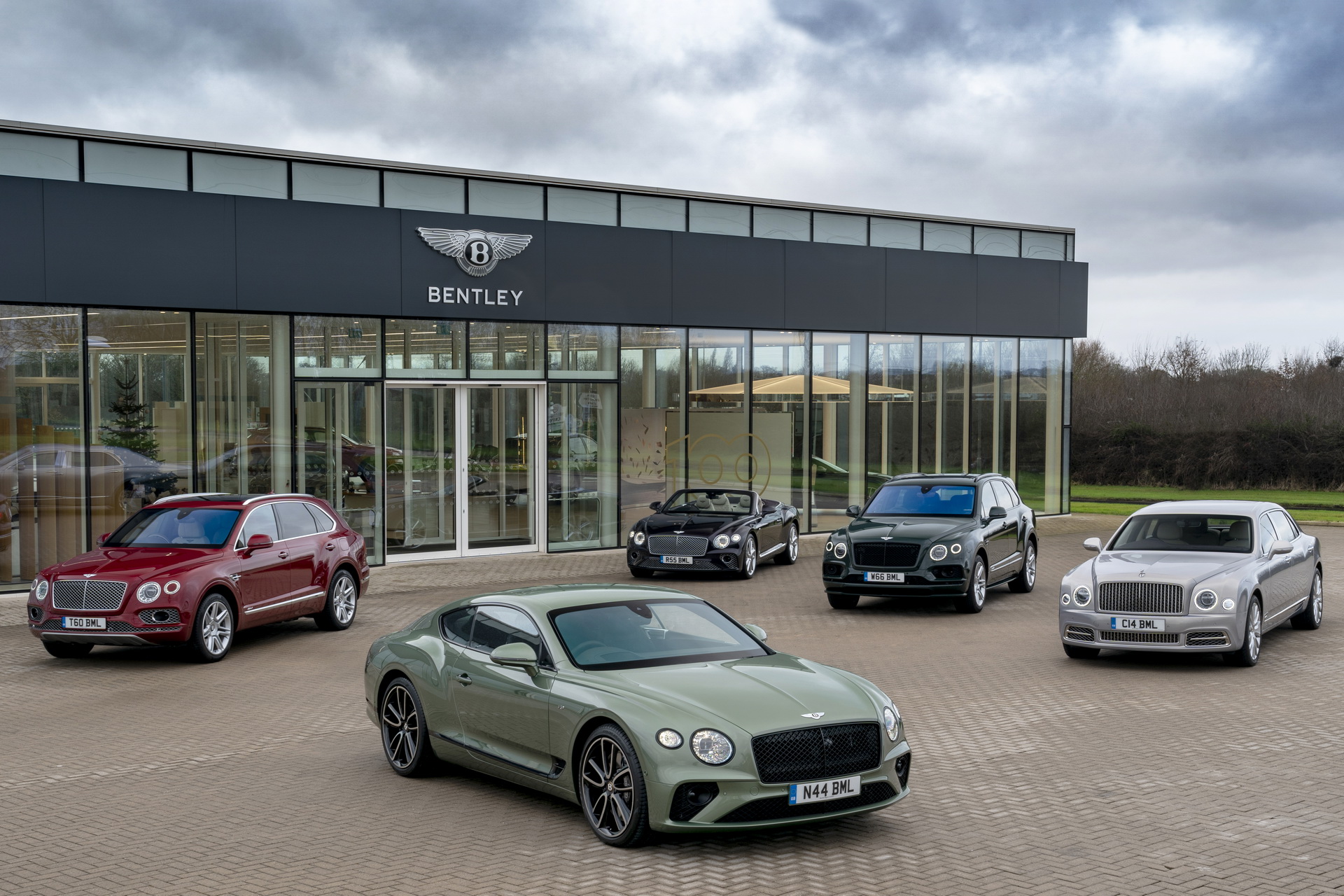 Mẫu xe bán chạy nhất của Bentley trong năm 2019 không phải Bentayga 2020-bentley-cars-1.jpg
