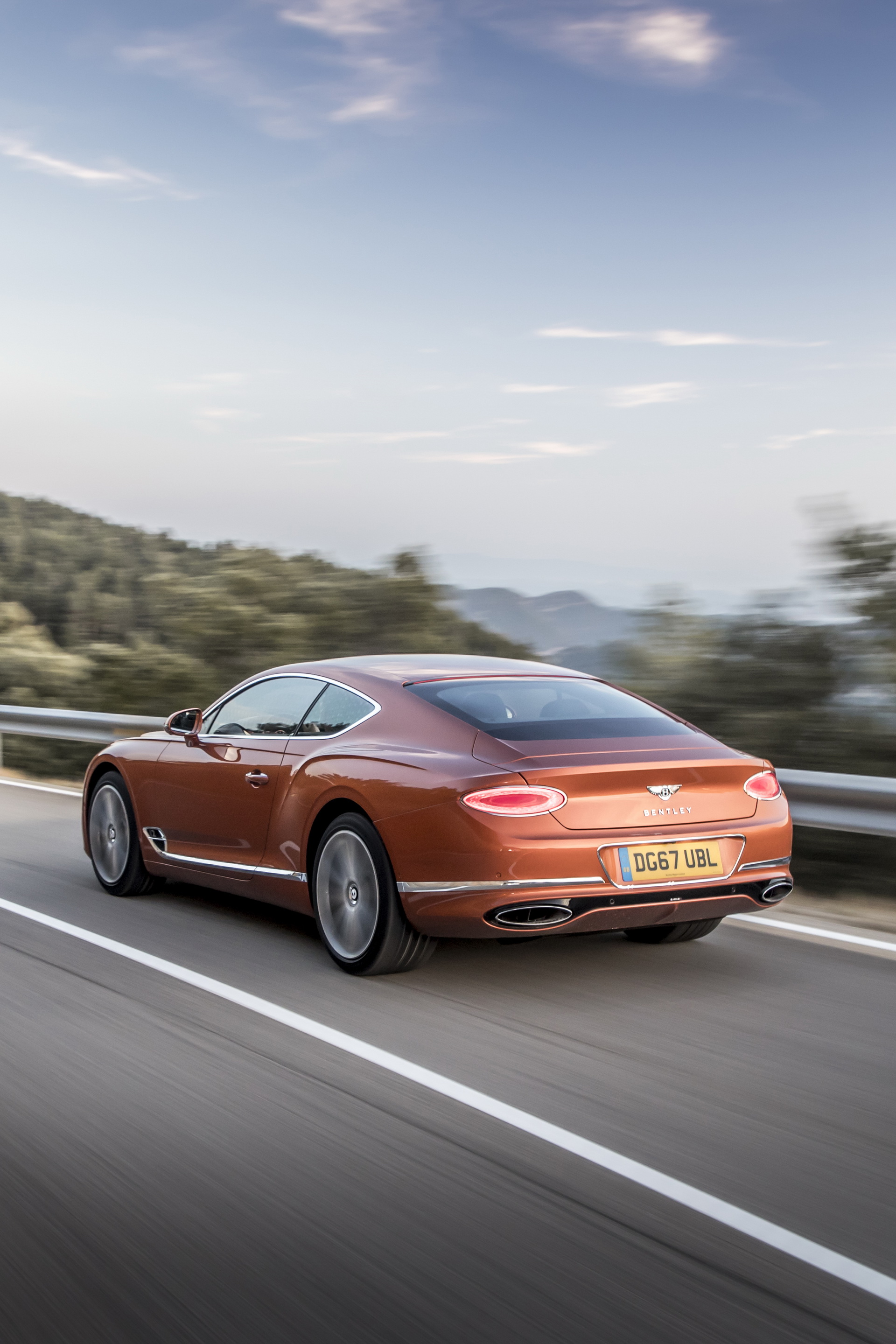 Mẫu xe bán chạy nhất của Bentley trong năm 2019 không phải Bentayga 2020-bentley-cars-3.jpg