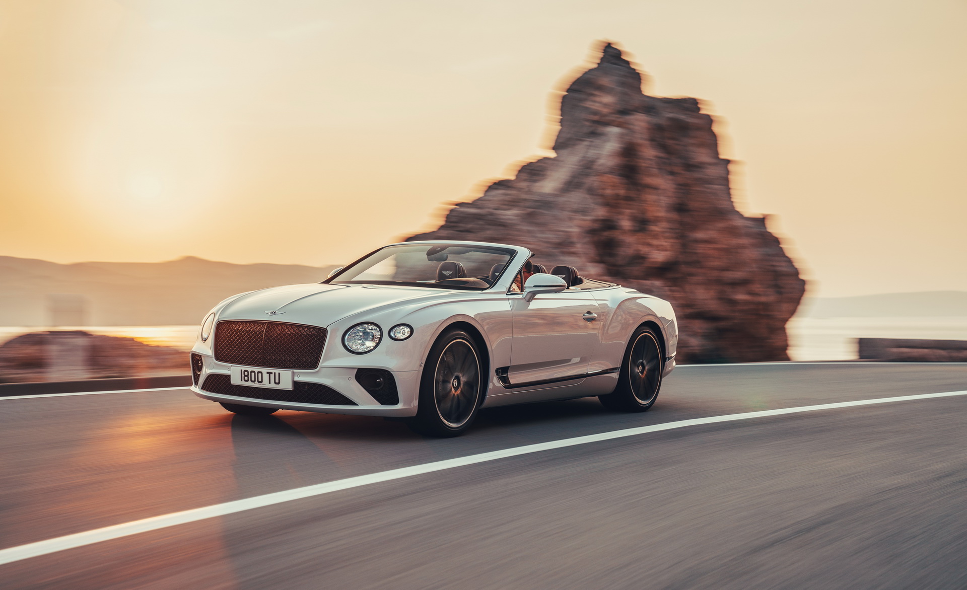 Mẫu xe bán chạy nhất của Bentley trong năm 2019 không phải Bentayga 2020-bentley-cars-4.jpg