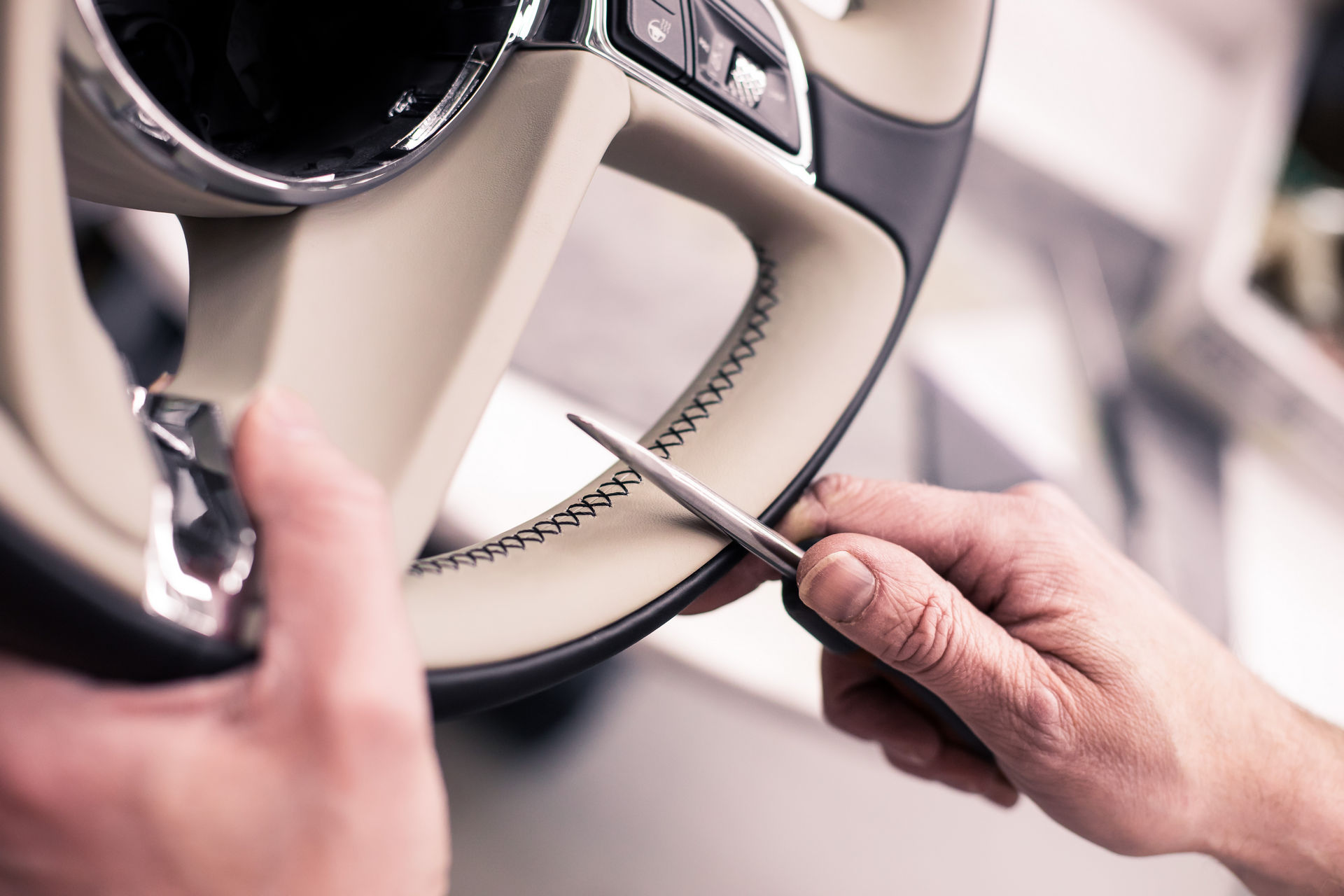 Mỗi chiếc Bentley Flying Spur sử dụng 350 miếng da bò để bọc nội thất bentley-flying-spur-4.jpg