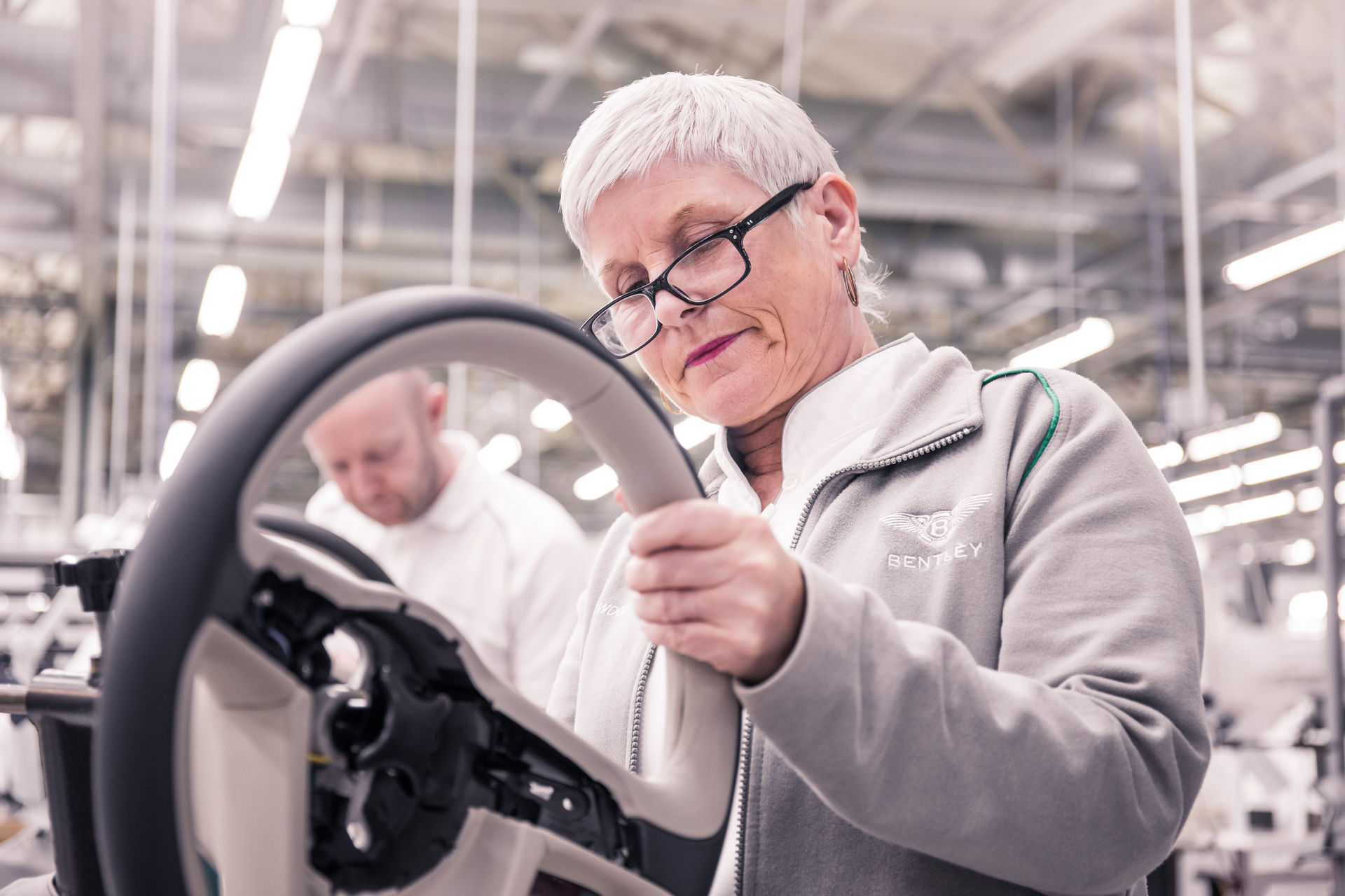 Mỗi chiếc Bentley Flying Spur sử dụng 350 miếng da bò để bọc nội thất bentley-flying-spur-5.jpg