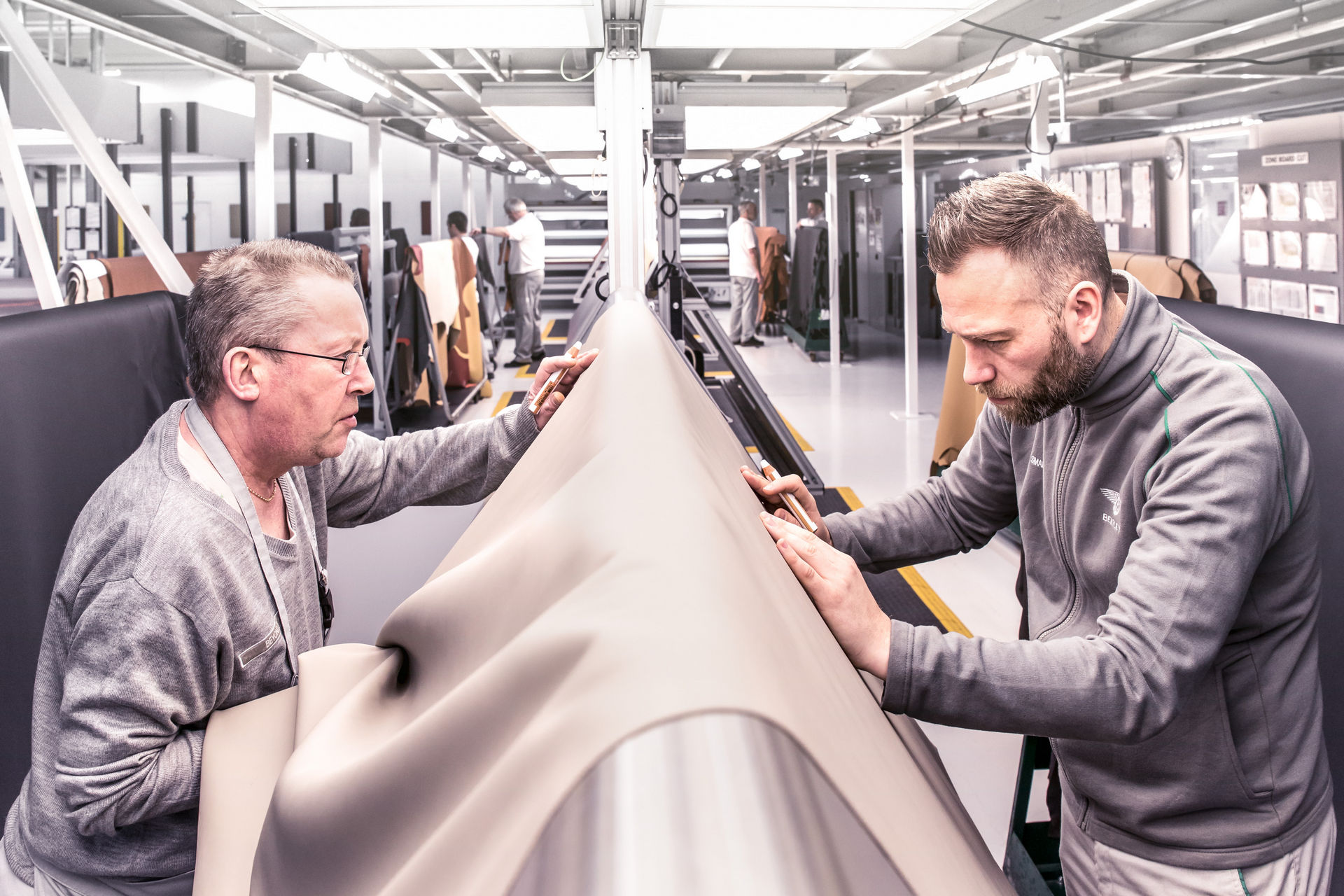 Mỗi chiếc Bentley Flying Spur sử dụng 350 miếng da bò để bọc nội thất bentley-flying-spur-6.jpg