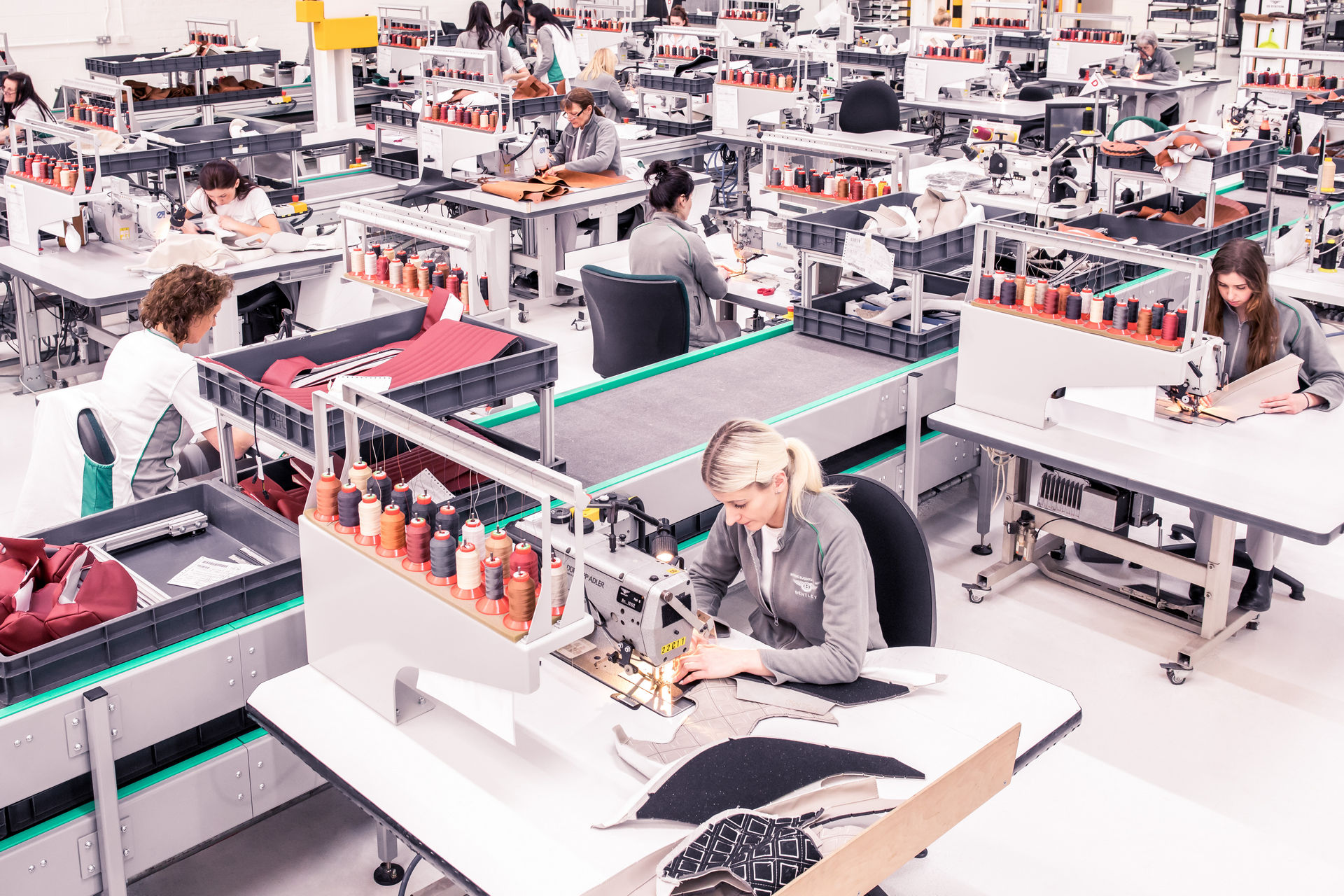 Mỗi chiếc Bentley Flying Spur sử dụng 350 miếng da bò để bọc nội thất bentley-flying-spur-7.jpg