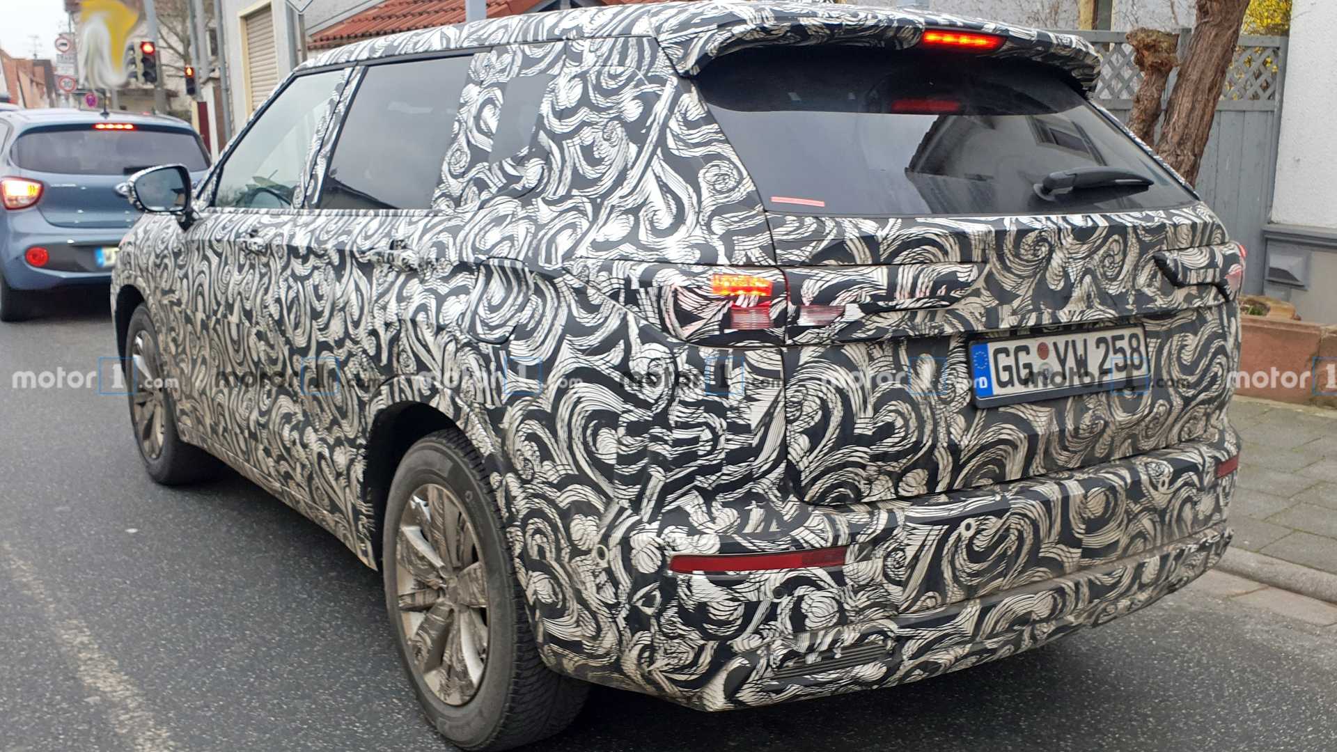 Mitsubishi Outlander 2021 lộ diện trên đường thử với thiết kế gây tranh cãi 2021-mitsubishi-outlander-spy-photos-2.jpg