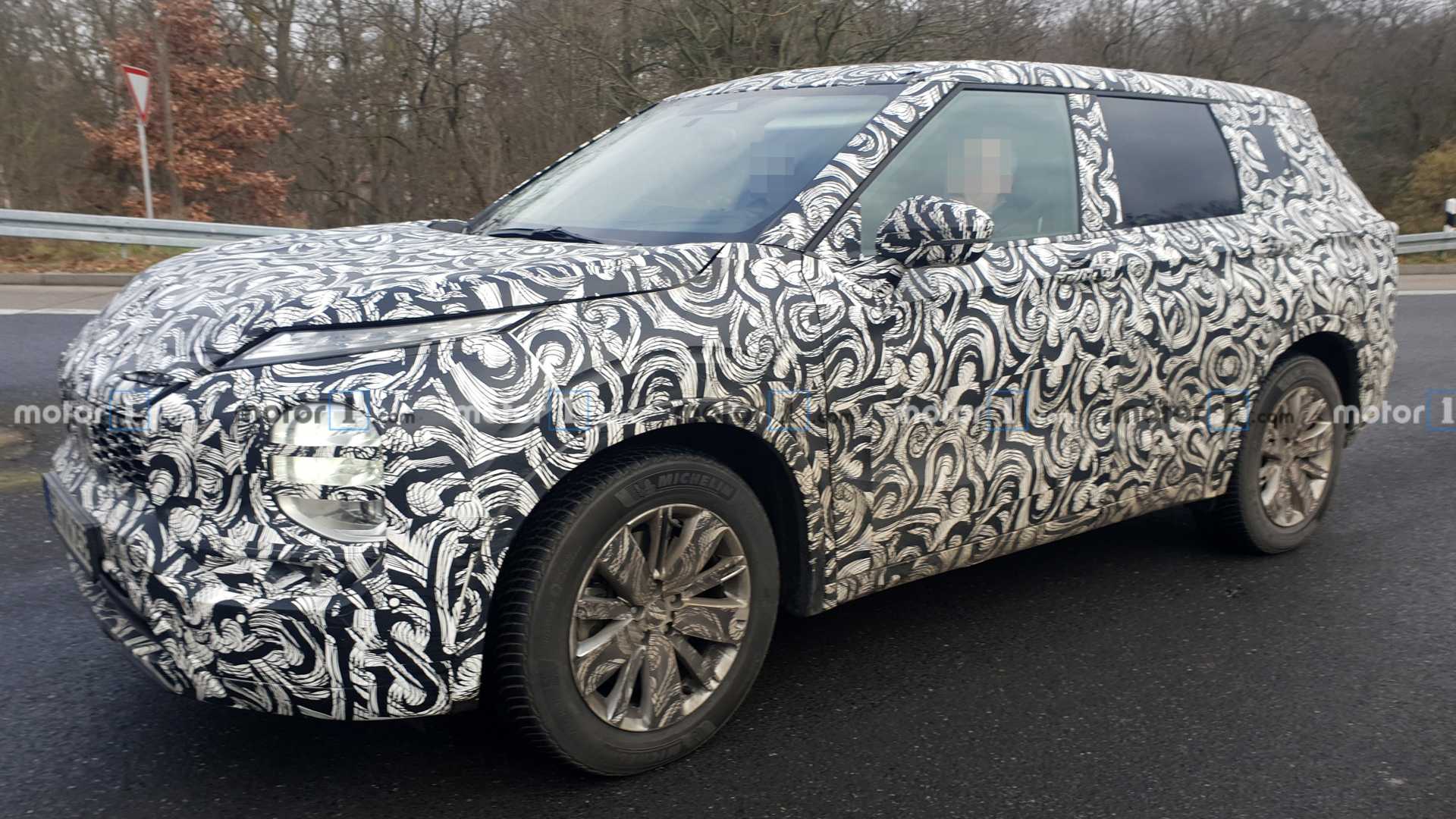 Mitsubishi Outlander 2021 lộ diện trên đường thử với thiết kế gây tranh cãi 2021-mitsubishi-outlander-spy-photos-4.jpg