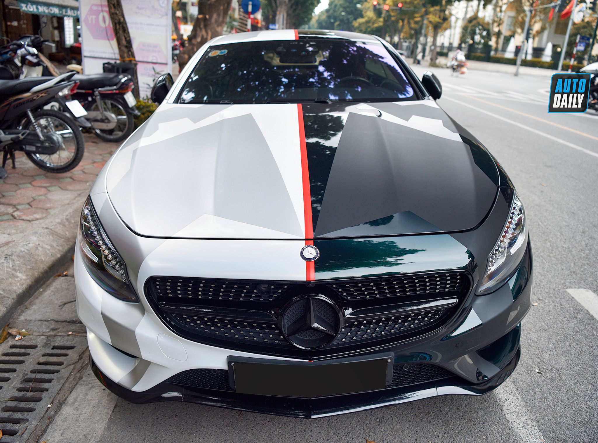 Mercedes-Benz S500 Coupe 'lột xác' với bộ tem độc đáo tại Hà Nội 13.jpg