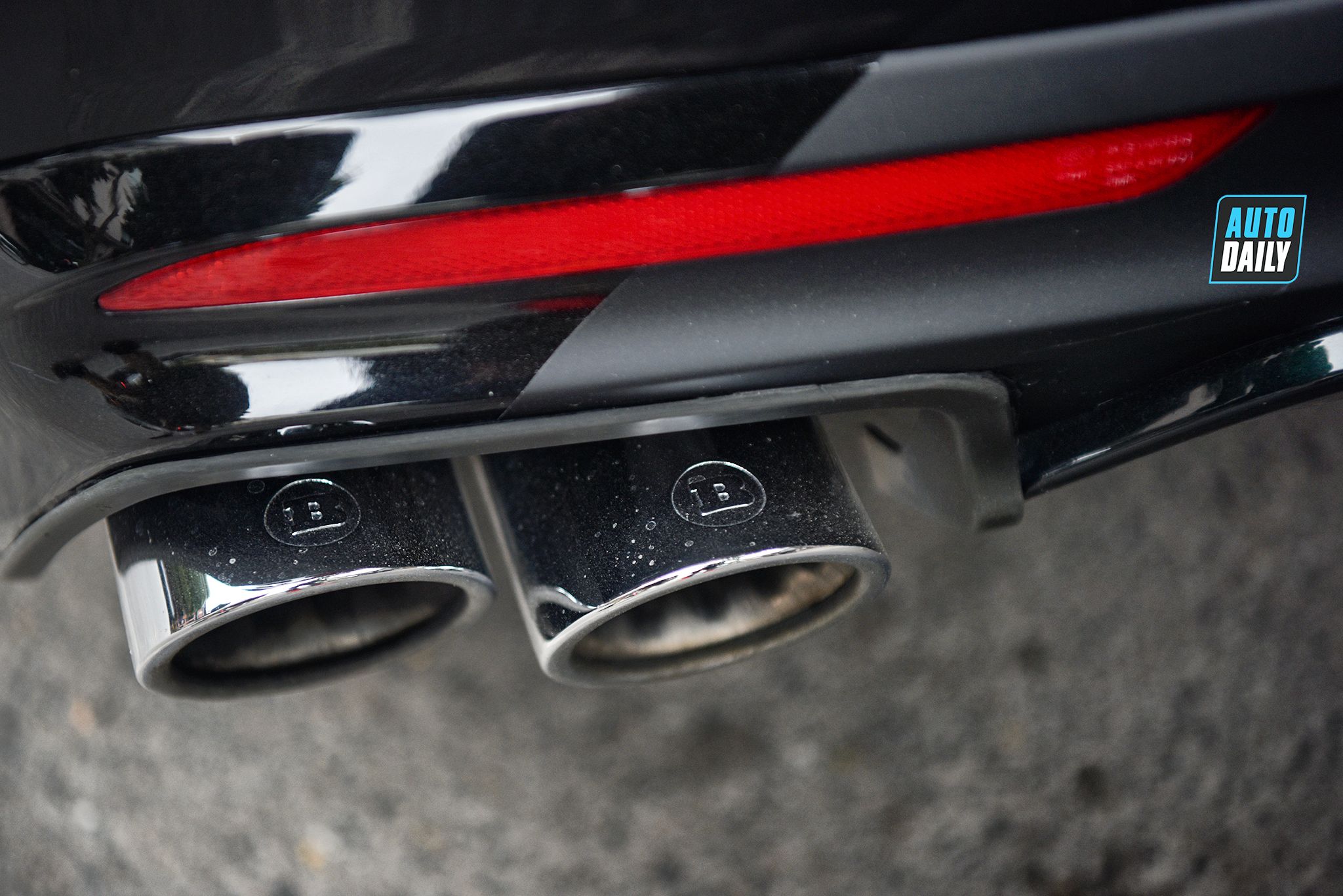 Mercedes-Benz S500 Coupe 'lột xác' với bộ tem độc đáo tại Hà Nội 19.jpg