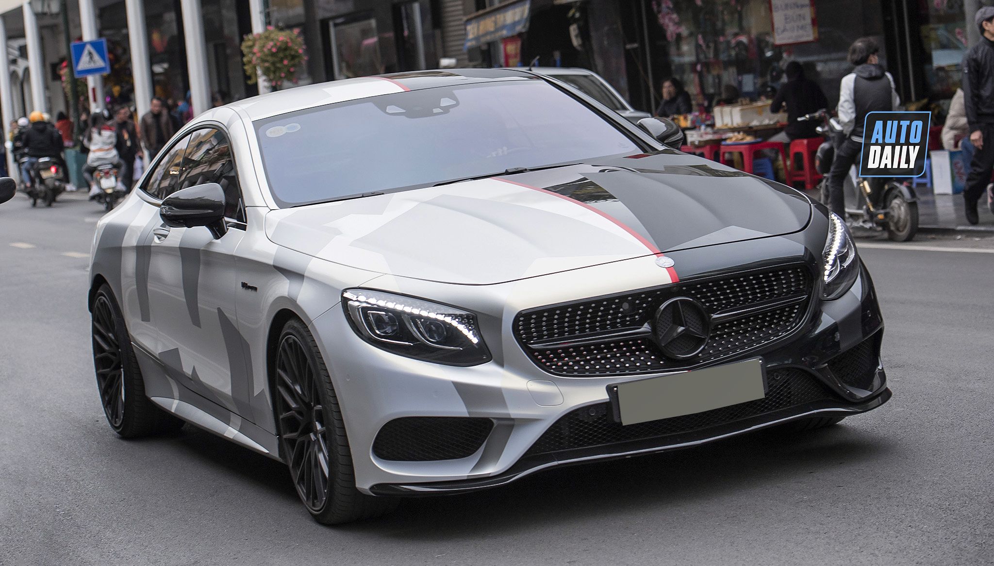 Mercedes-Benz S500 Coupe 'lột xác' với bộ tem độc đáo tại Hà Nội 2.jpg