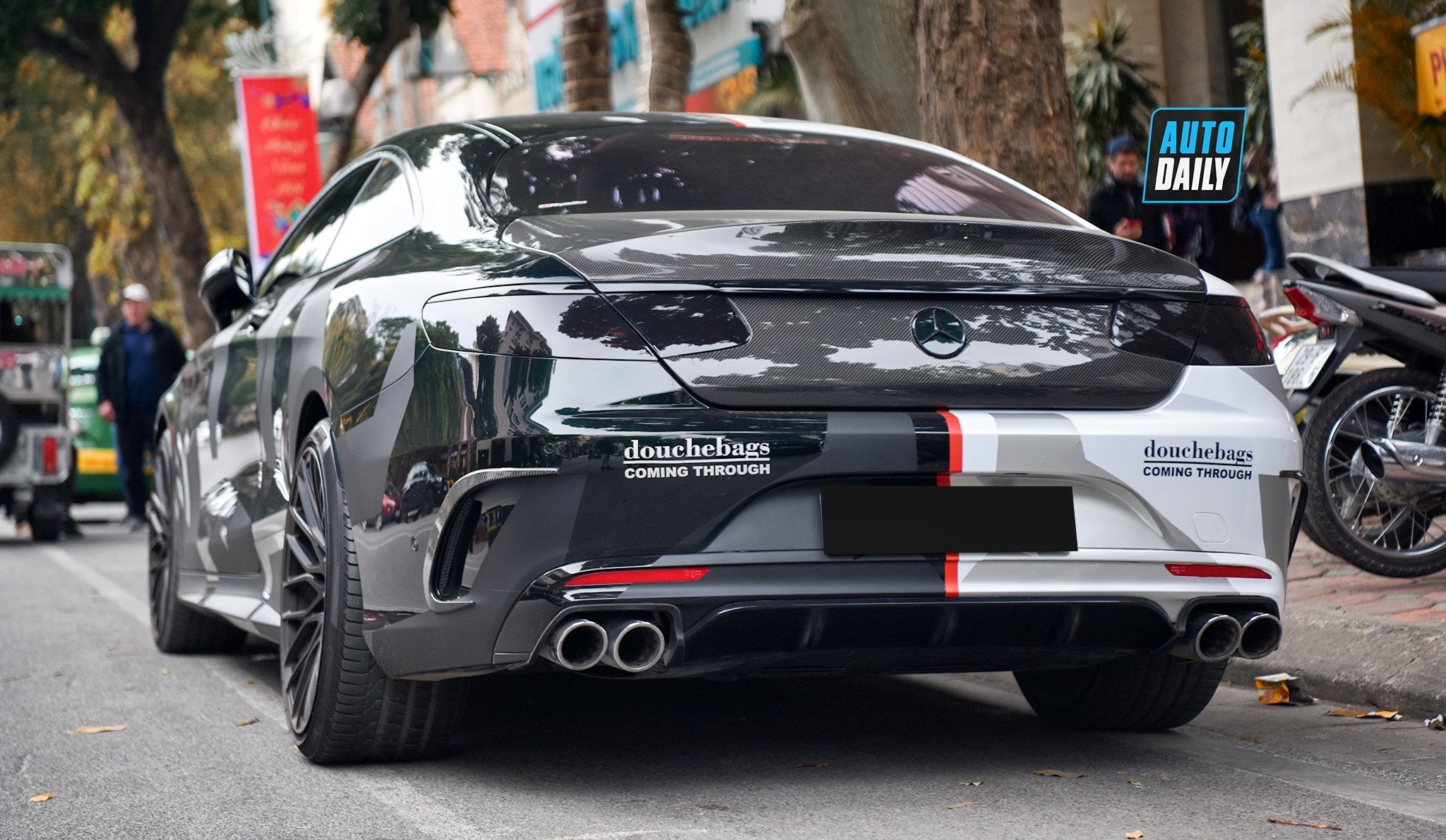 Mercedes-Benz S500 Coupe 'lột xác' với bộ tem độc đáo tại Hà Nội 21.jpg