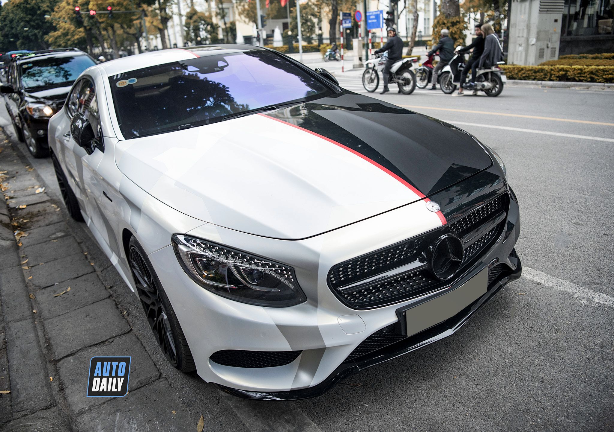 Mercedes-Benz S500 Coupe 'lột xác' với bộ tem độc đáo tại Hà Nội 4.jpg
