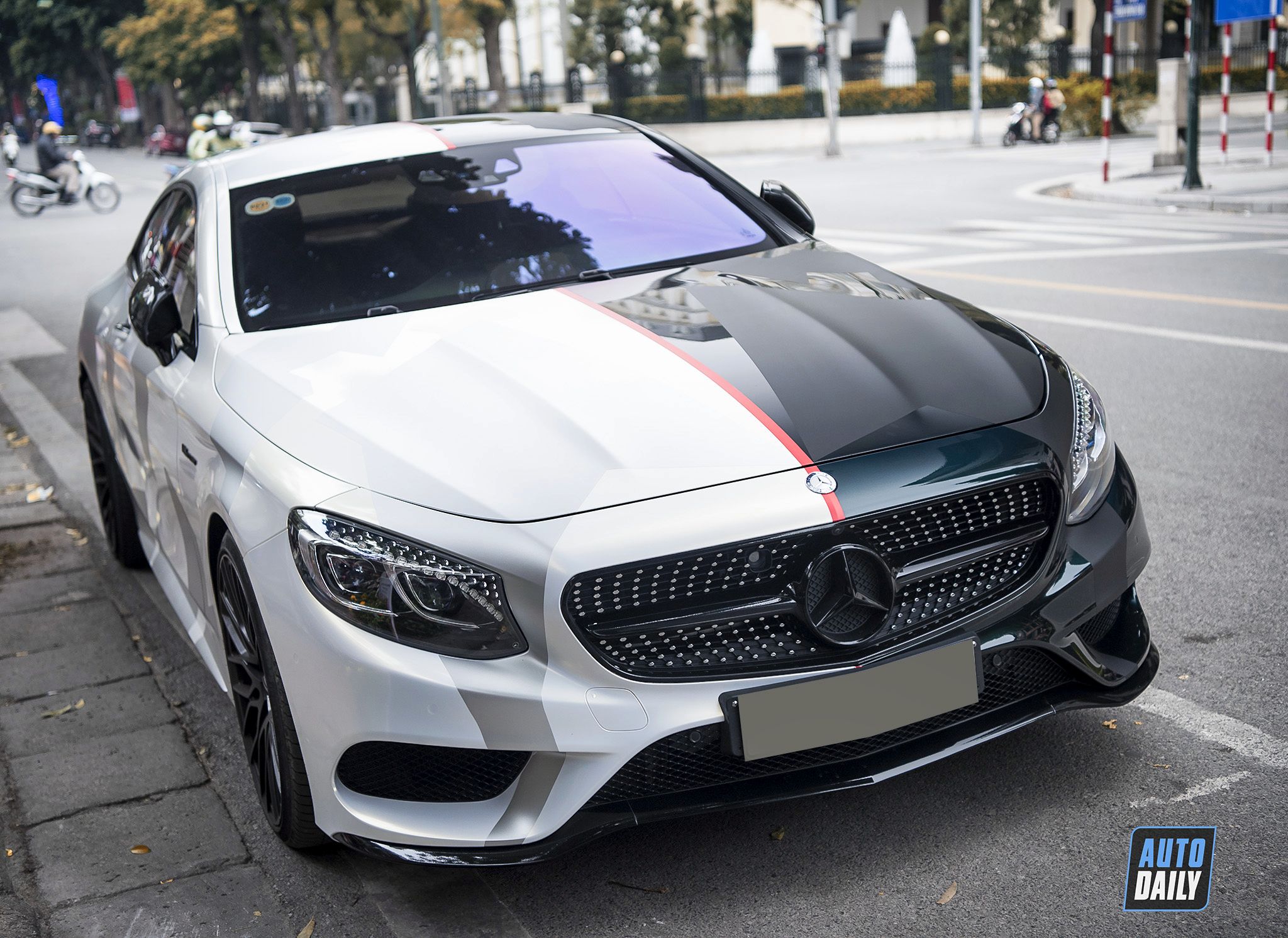 Mercedes-Benz S500 Coupe 'lột xác' với bộ tem độc đáo tại Hà Nội 6.jpg