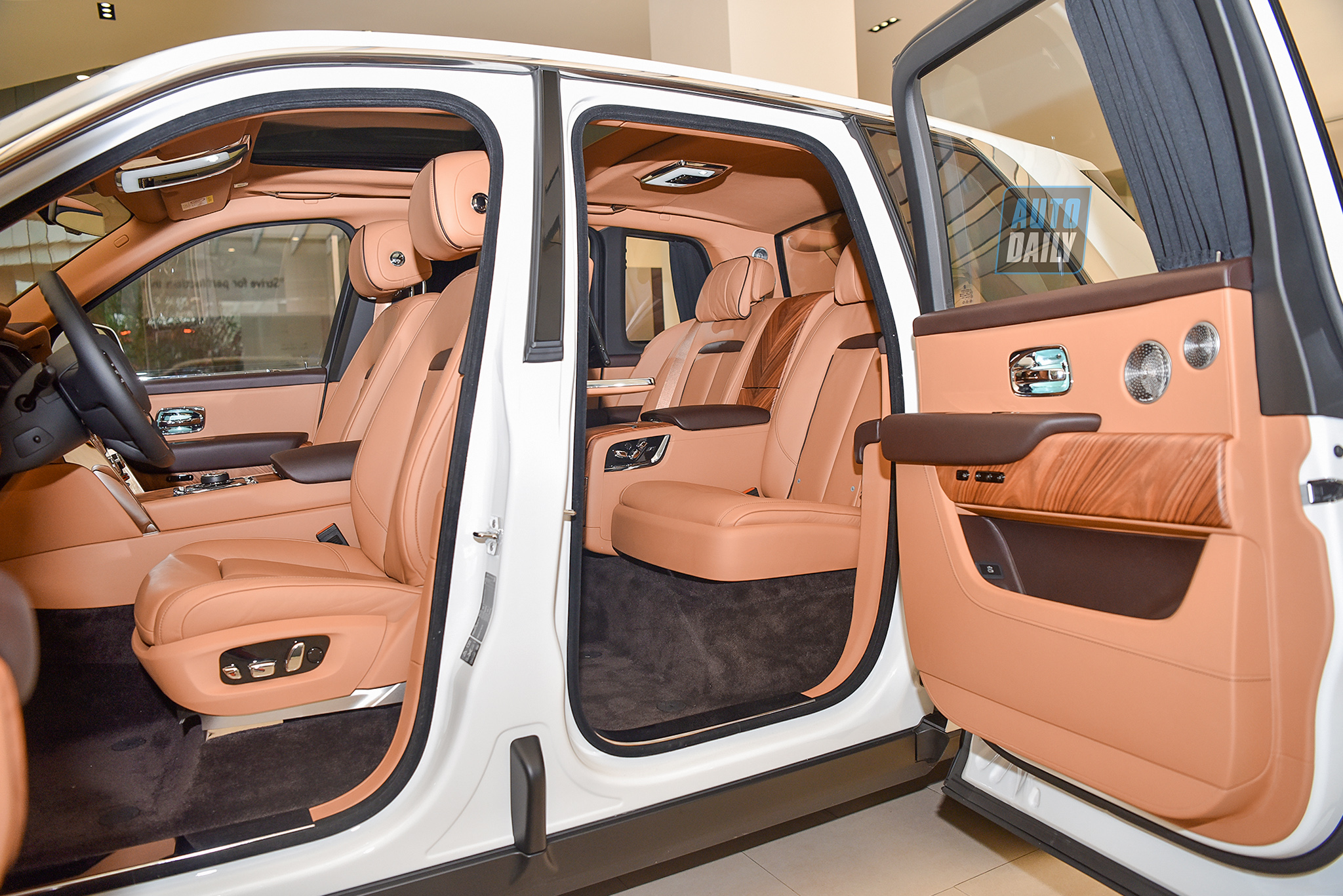 SUV Siêu sang Rolls-Royce Cullinan hơn 40 tỷ của đại gia Hà Tĩnh Rolls-Royce Cullinan 2020 giá từ 32 tỷ: SUV siêu sang chính hãng đắt nhất Việt Nam 1.jpg