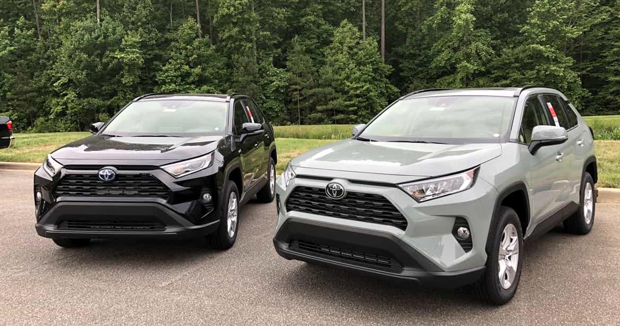 2019-toyota-rav4-hybrid-vs-gasoline-rav4-1.jpg