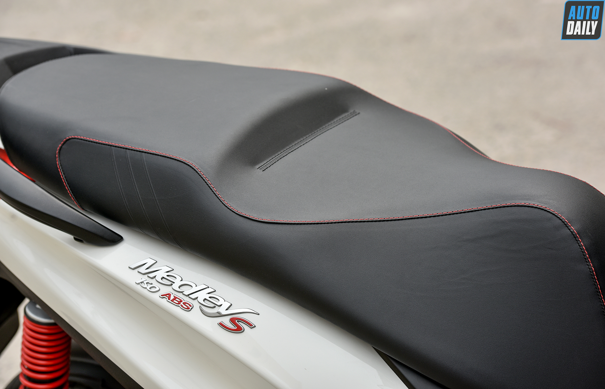 Đánh giá Piaggio Medley 150 ABS 2020: Khi xe ý thay đổi và thực dụng hơn 10.jpg