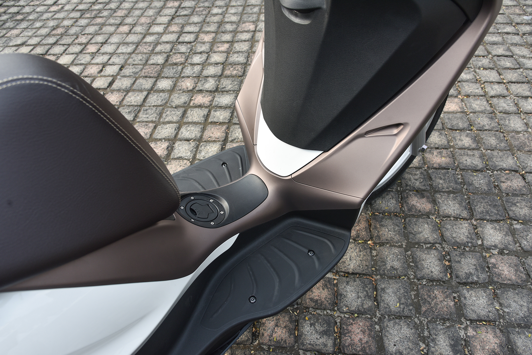 Đánh giá Piaggio Medley 150 ABS 2020: Khi xe ý thay đổi và thực dụng hơn m21.jpg