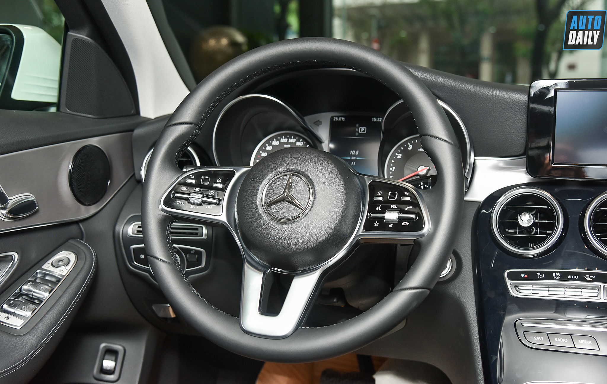 Mercedes-Benz C180 AMG mới tại Việt Nam có giá 1,499 tỷ đồng Chi tiết Mercedes-Benz C180 2020 giá 1,399 tỷ tại đại lý 13.jpg