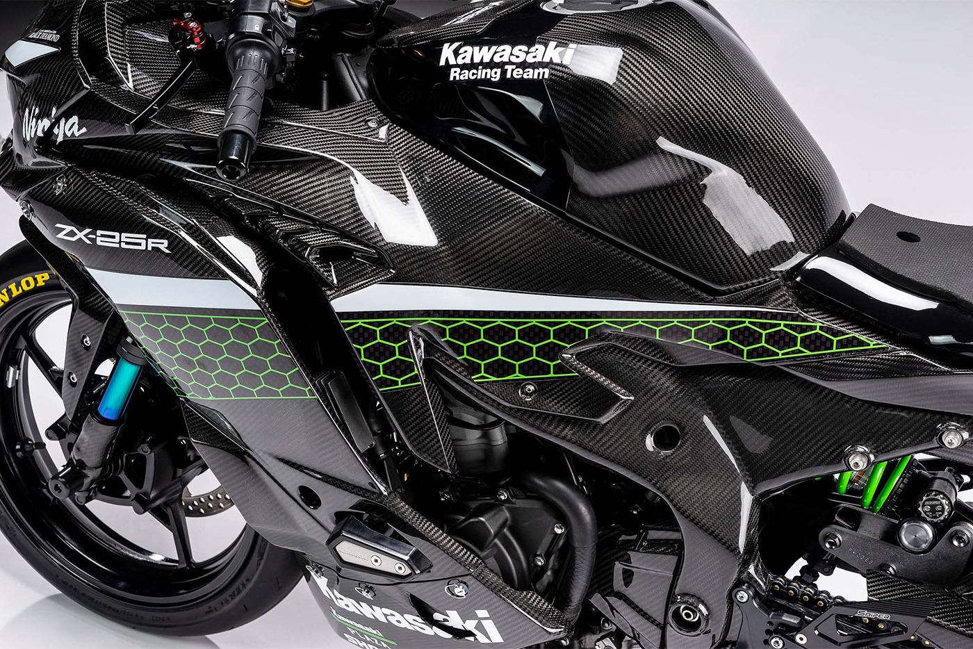 Ngất ngây với Kawasaki Ninja ZX-25R Racer Custom Full Carbon kawasaki-ninja-zx-25r-carbon-fiber-race-bike-11.jpg