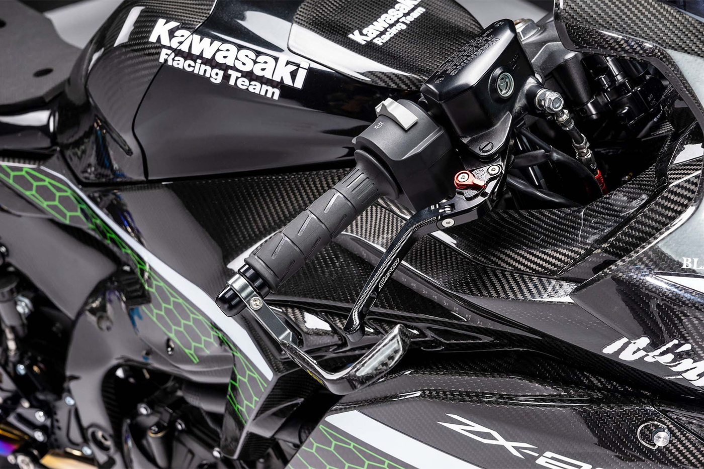 Ngất ngây với Kawasaki Ninja ZX-25R Racer Custom Full Carbon kawasaki-ninja-zx-25r-carbon-fiber-race-bike-16.jpg