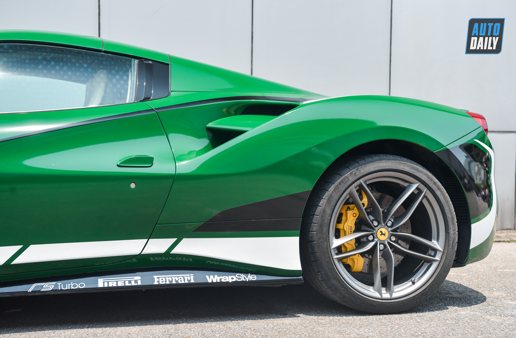 Lạ mắt với siêu xe Ferrari 488 Spider màu xanh lá tại Hà Nội dsc-5682.jpg