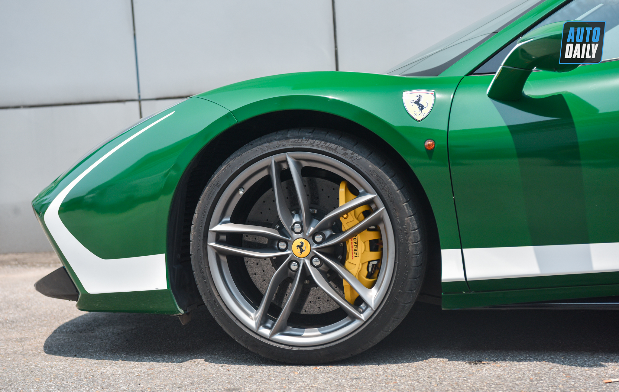 Lạ mắt với siêu xe Ferrari 488 Spider màu xanh lá tại Hà Nội dsc-5684.jpg