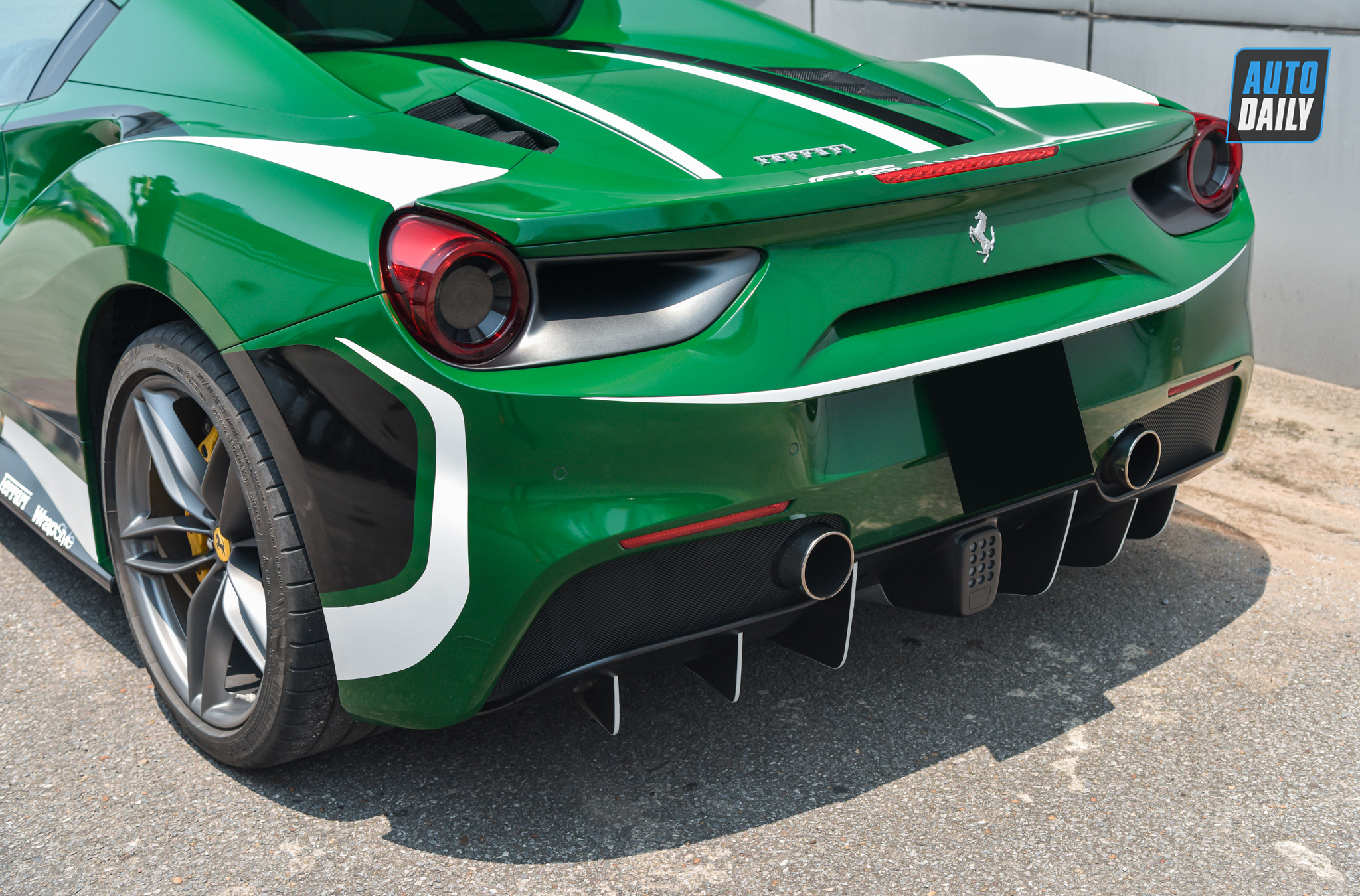 Lạ mắt với siêu xe Ferrari 488 Spider màu xanh lá tại Hà Nội dsc-5687.jpg