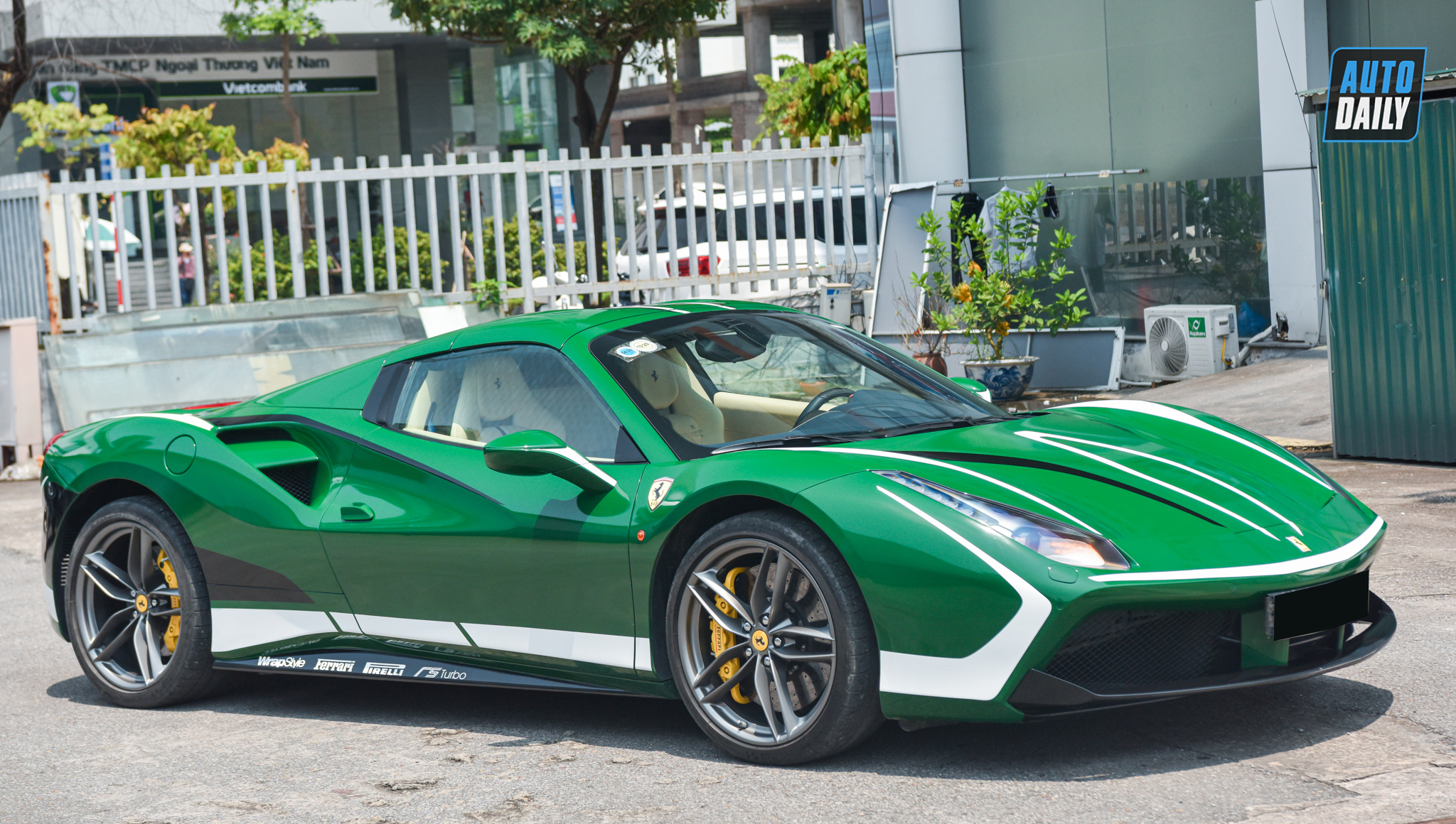 Lạ mắt với siêu xe Ferrari 488 Spider màu xanh lá tại Hà Nội dsc-5705.jpg