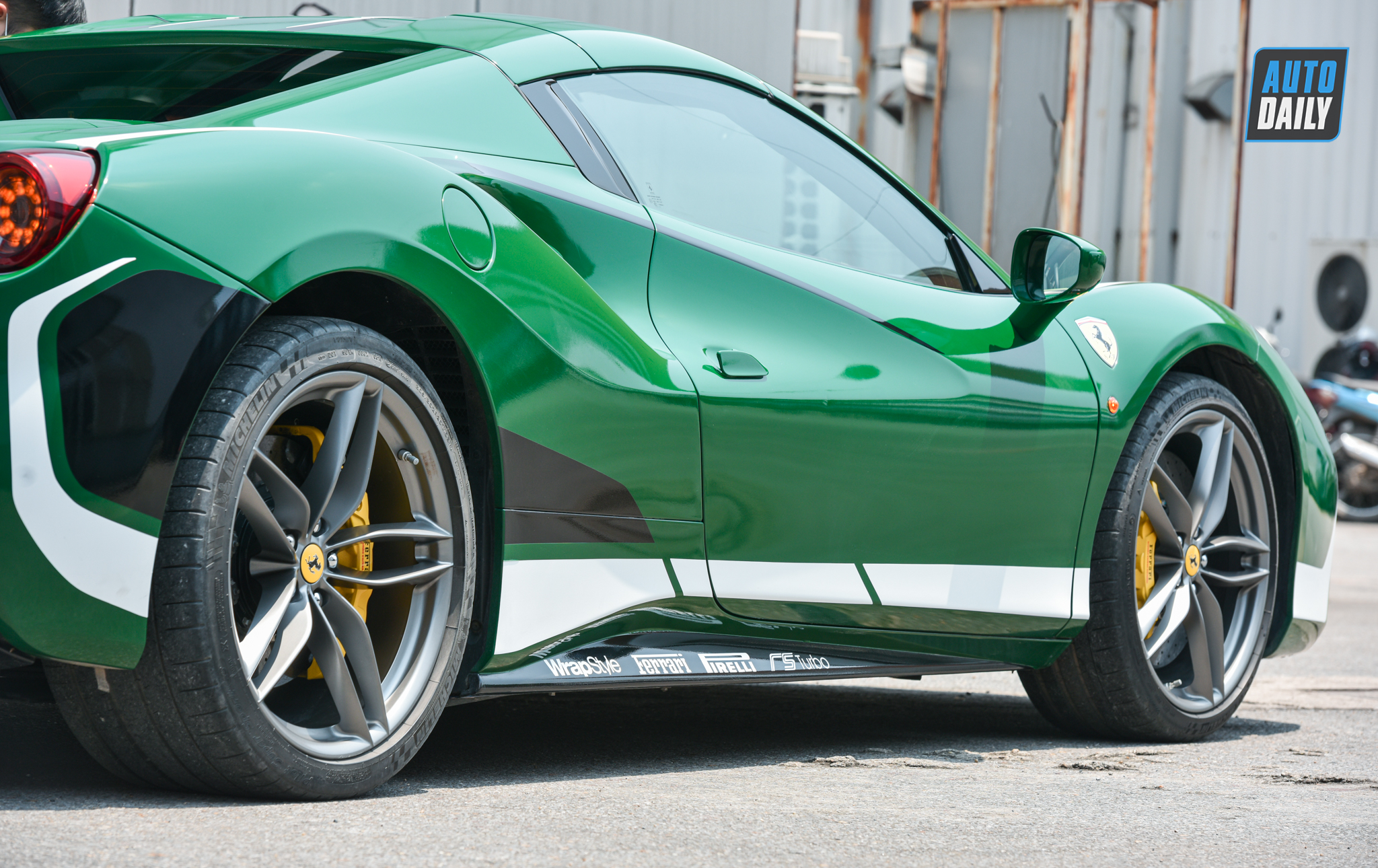 Lạ mắt với siêu xe Ferrari 488 Spider màu xanh lá tại Hà Nội dsc-5726.jpg