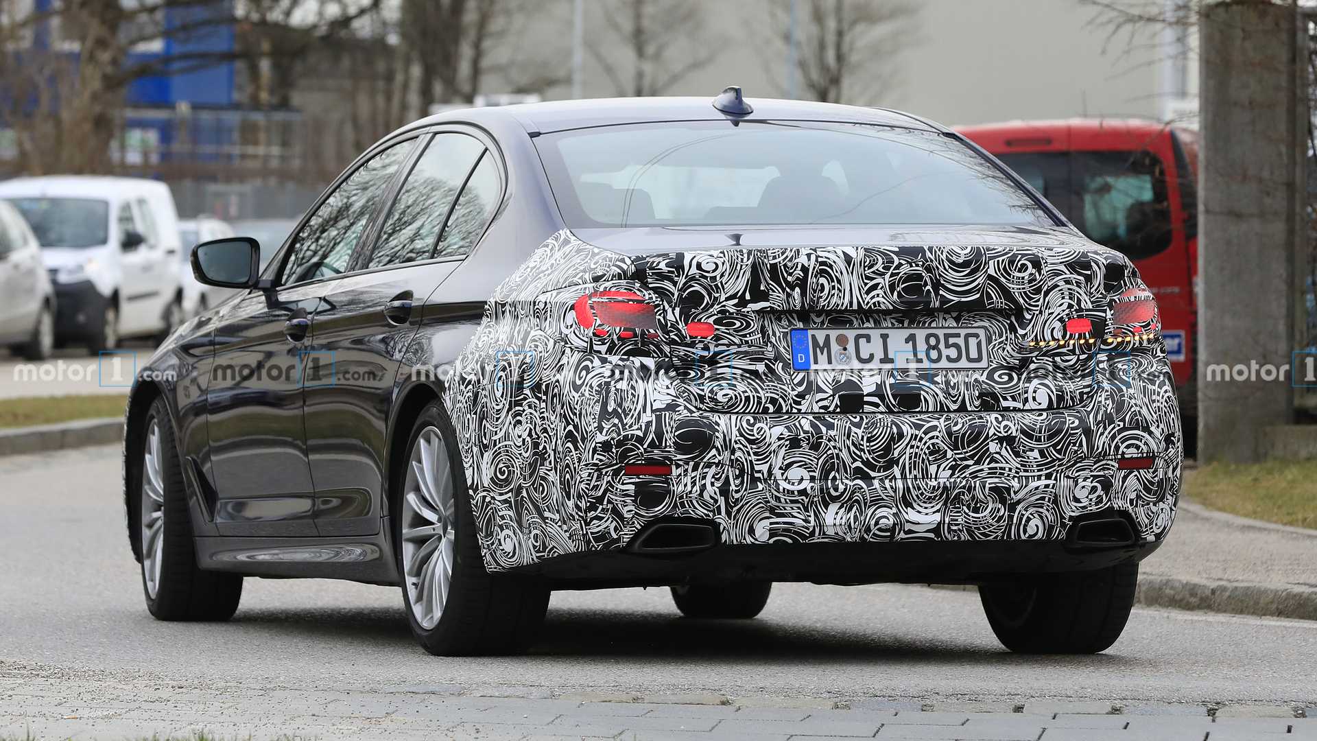 2021-bmw-5-series-facelift-spy-photo-6.jpg