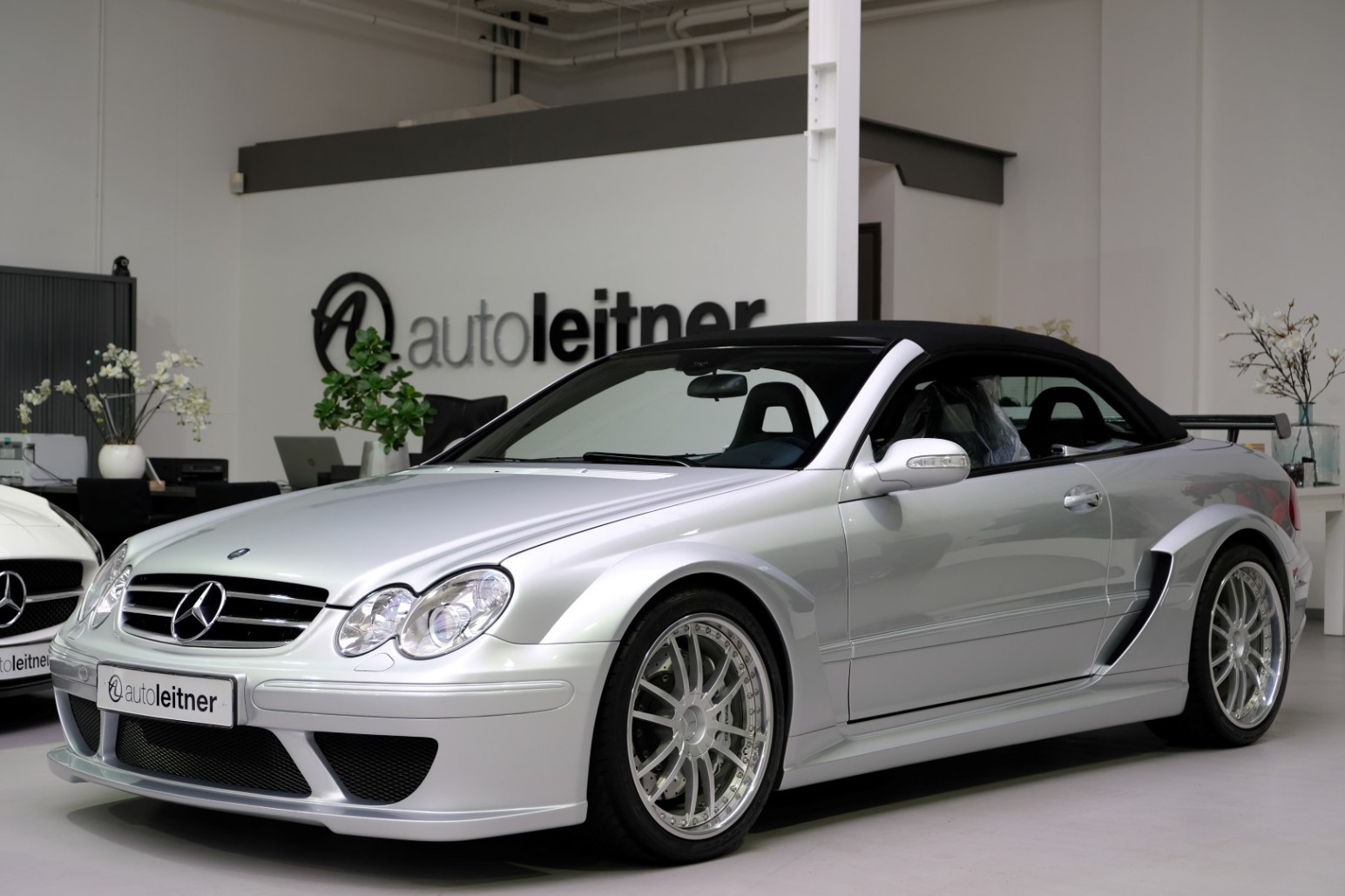 Hàng hiếm Mercedes CLK DTM AMG Cabrio 2006 chào bán giá 335.000 USD mercedes-clk-dtm-amg-cabrio-used-1.jpg