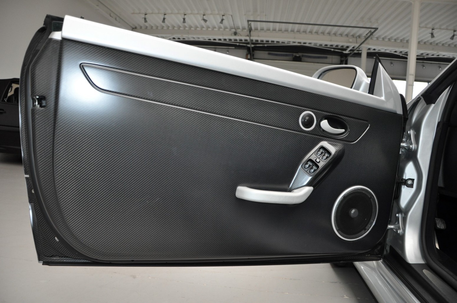 Hàng hiếm Mercedes CLK DTM AMG Cabrio 2006 chào bán giá 335.000 USD mercedes-clk-dtm-amg-cabrio-used-23.jpg