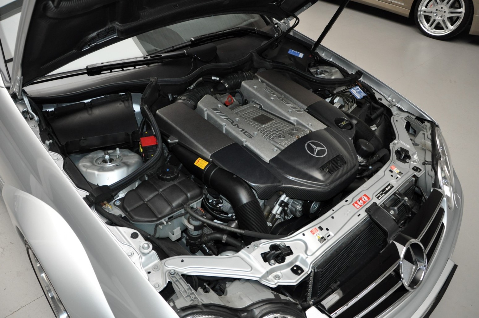 Hàng hiếm Mercedes CLK DTM AMG Cabrio 2006 chào bán giá 335.000 USD mercedes-clk-dtm-amg-cabrio-used-25.jpg