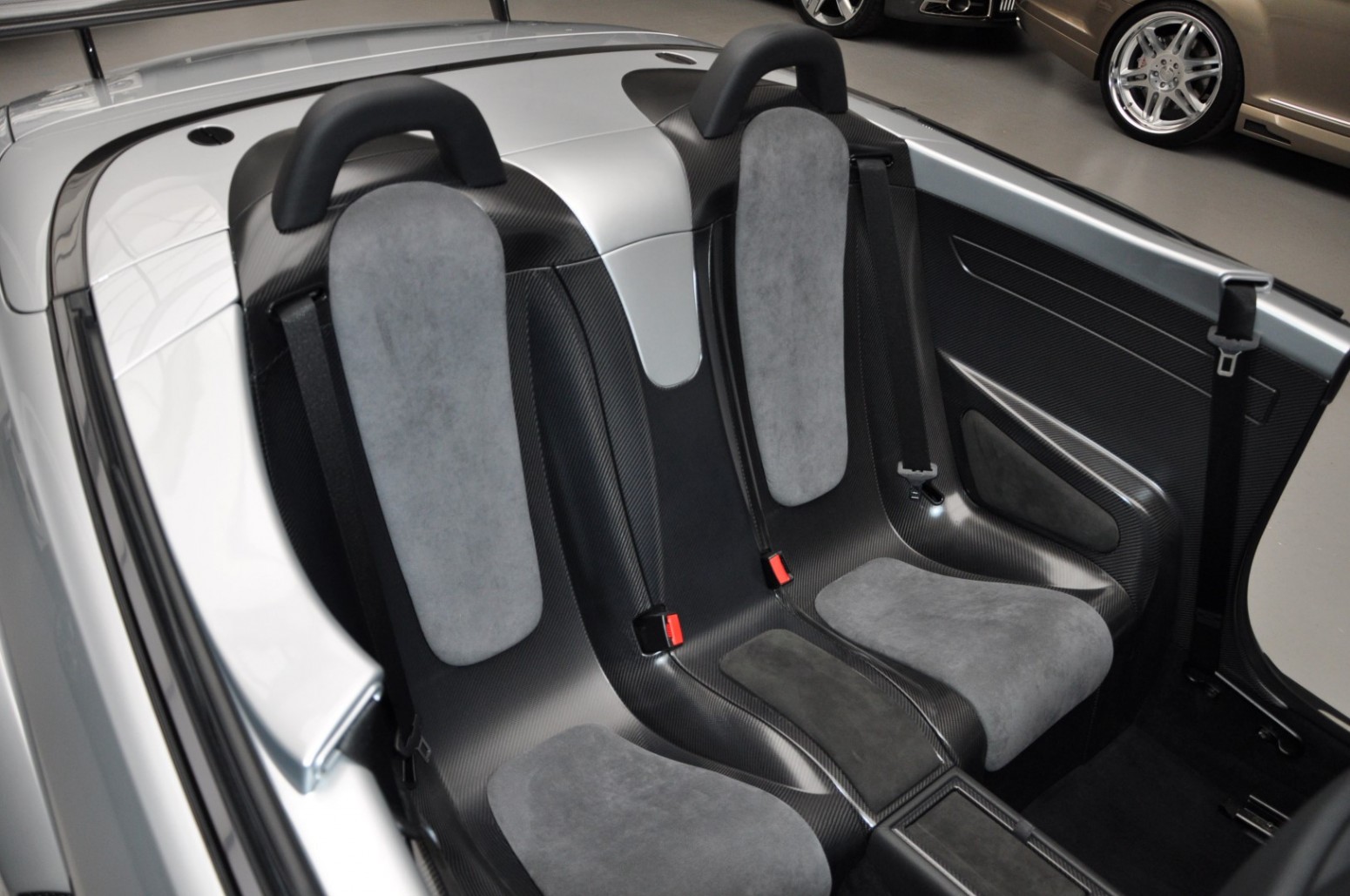 Hàng hiếm Mercedes CLK DTM AMG Cabrio 2006 chào bán giá 335.000 USD mercedes-clk-dtm-amg-cabrio-used-38.jpg