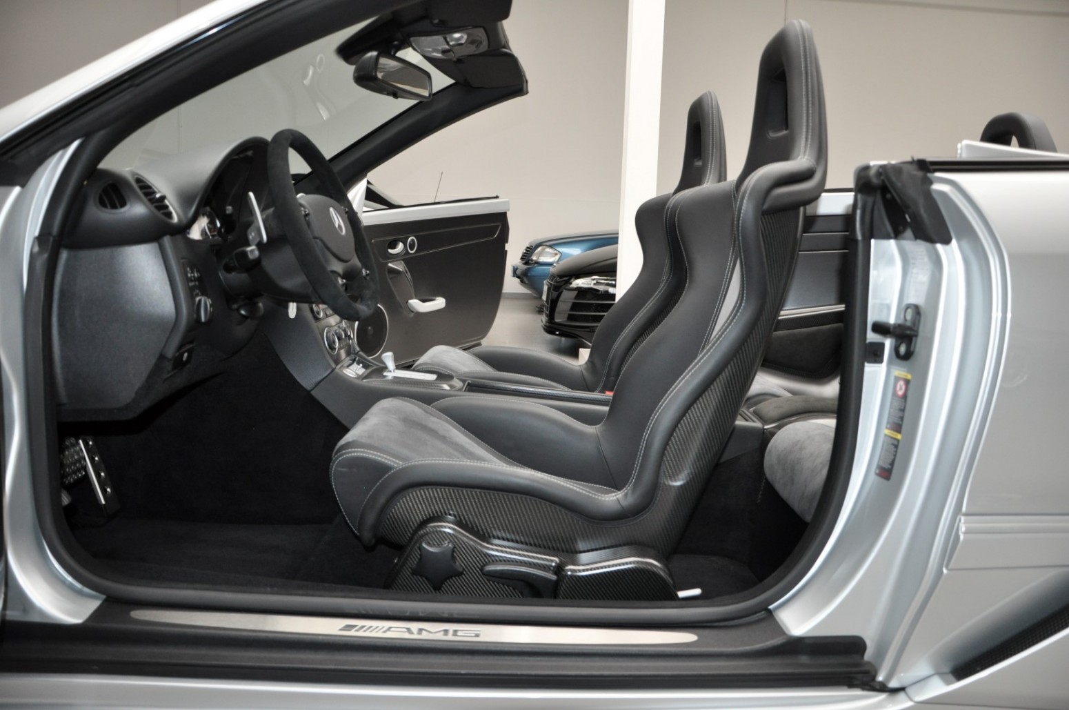 Hàng hiếm Mercedes CLK DTM AMG Cabrio 2006 chào bán giá 335.000 USD mercedes-clk-dtm-amg-cabrio-used-41.jpg