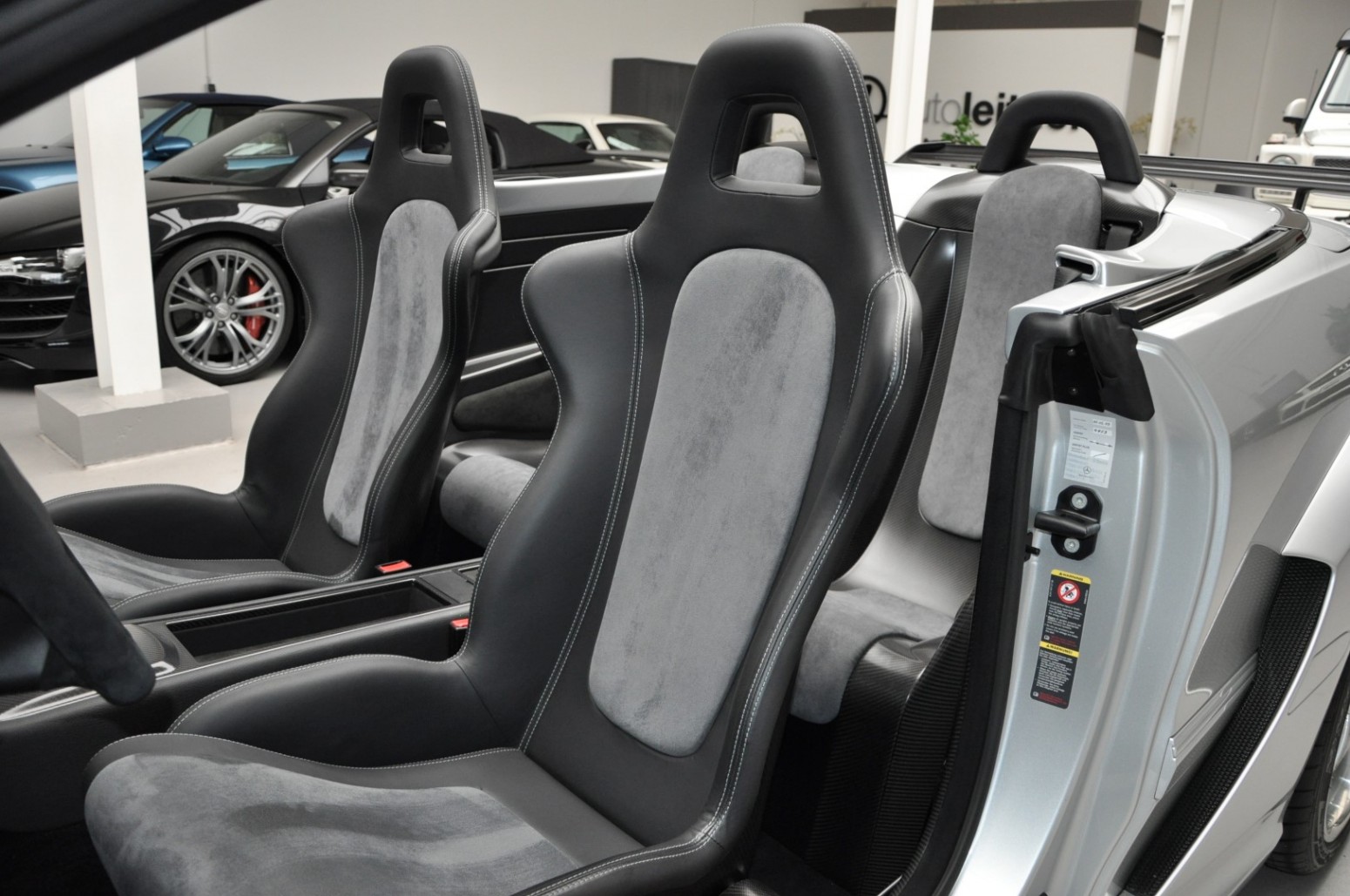 Hàng hiếm Mercedes CLK DTM AMG Cabrio 2006 chào bán giá 335.000 USD mercedes-clk-dtm-amg-cabrio-used-49.jpg